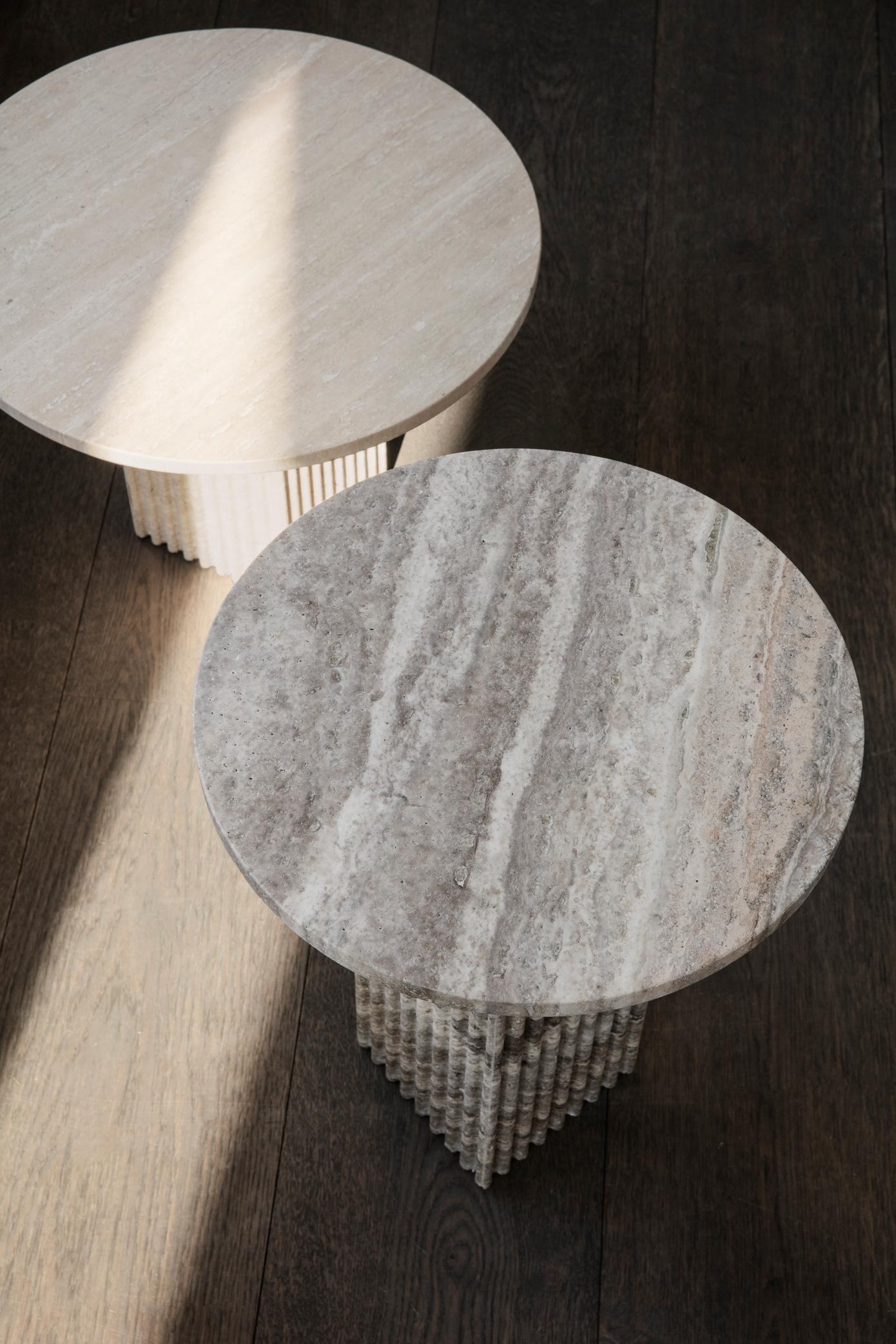 SOHO COFFEE TABLE BY NORR11, Grau Tavertine
Entwurf: Kristian Sofus Hansen und Tommy Hyldahl, 2023

MATERIALIEN:
Künstlicher grauer Stein Travertinplatten Sockel mit Filzbearbeitung, graue Travertin Tischplatte, unbearbeitet

ABMESSUNGEN
- Niedrig: