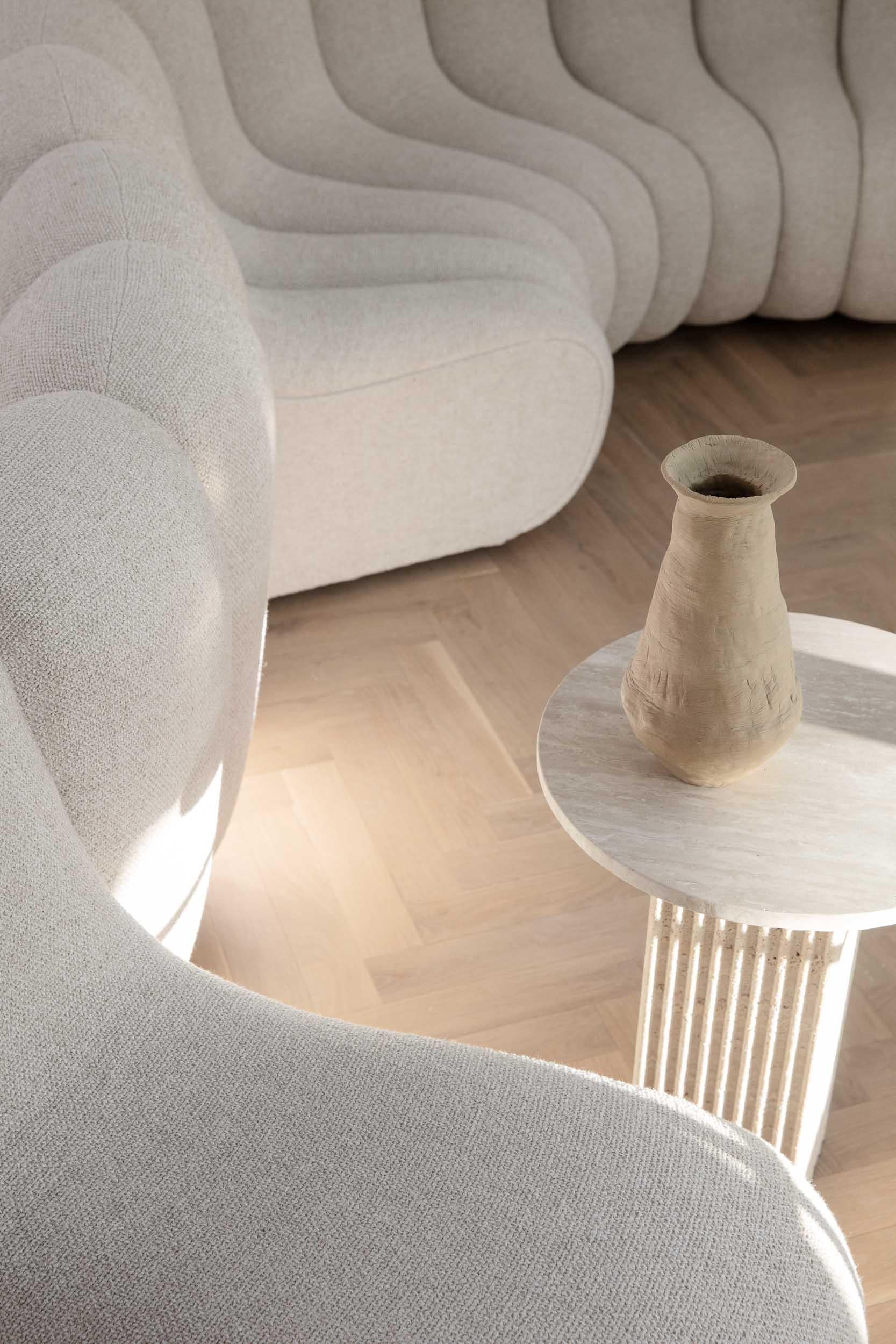 Contemporary Couchtisch 'SOHO' von Norr11, Grauer Travertin im Zustand „Neu“ im Angebot in Paris, IDF