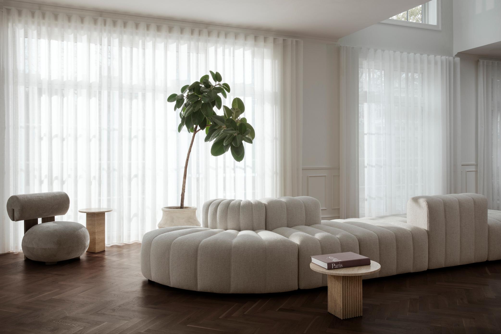 Contemporary Couchtisch 'SOHO' von Norr11, Grauer Travertin im Angebot 1