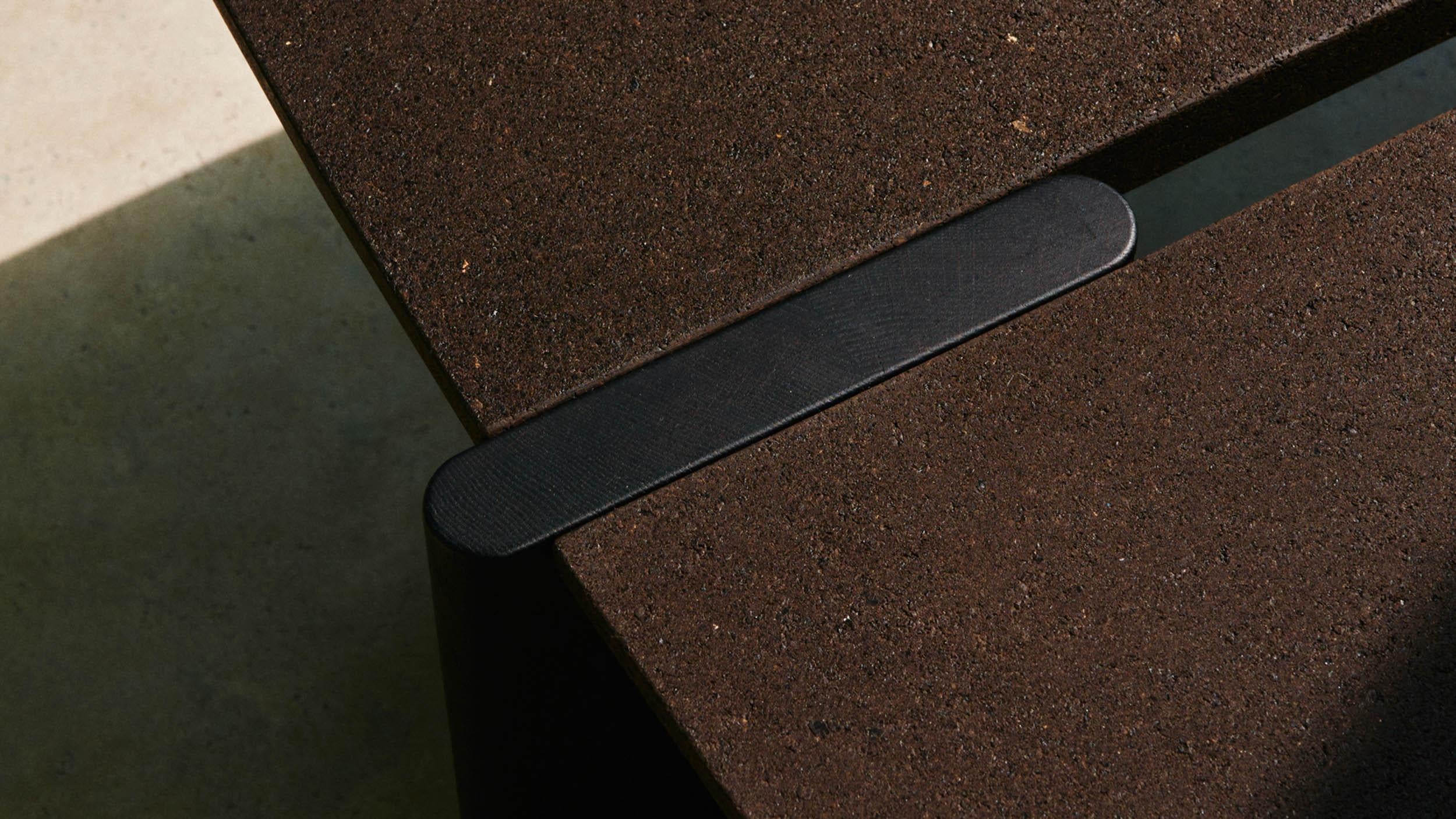 Contemporary Couchtisch 'Surfside Drive' von Man of Parts, klein, Esche schwarz im Angebot 2