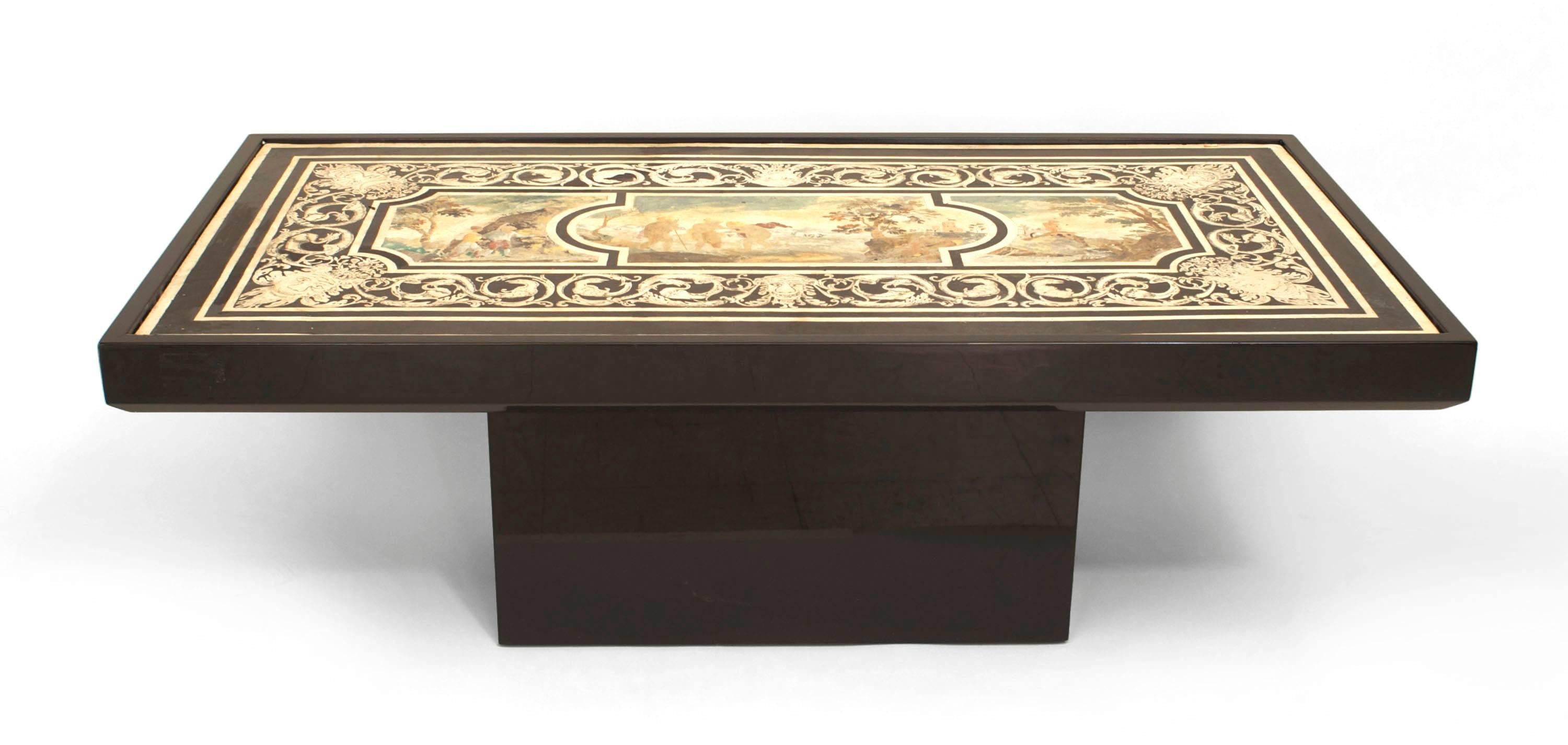 Table basse de style néoclassique italien de type scagliola avec une scène classique centrée avec une bordure noire et blanche sur une base contemporaine ébonisée.
