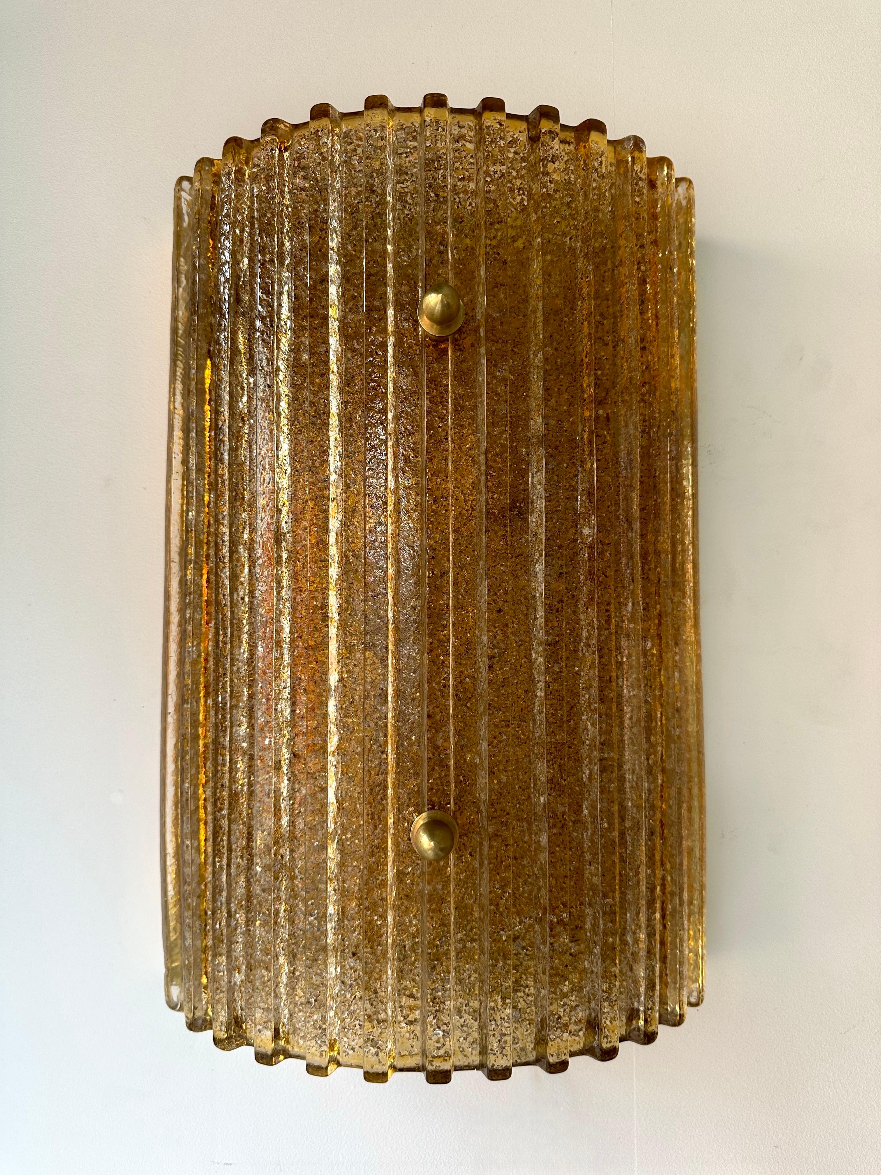 Contemporáneo de mediados de siglo Modern Space Age estilo cola granita de cristal de Murano con pan de oro en el vidrio y latón apliques de luz de iluminación. Pequeñas imperfecciones debidas a la fabricación artesanal. Fabricantes famosos como