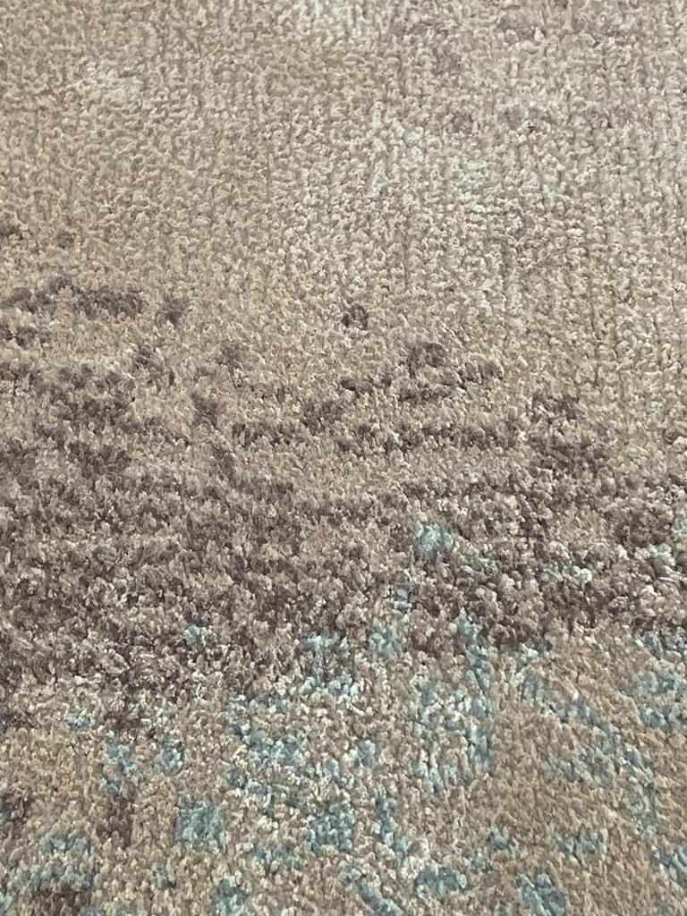 Zeitgenössischer handgeknüpfter Teppich aus Wolle und Seide in Hellblau und Lila mit Farbblockmuster im Angebot 3