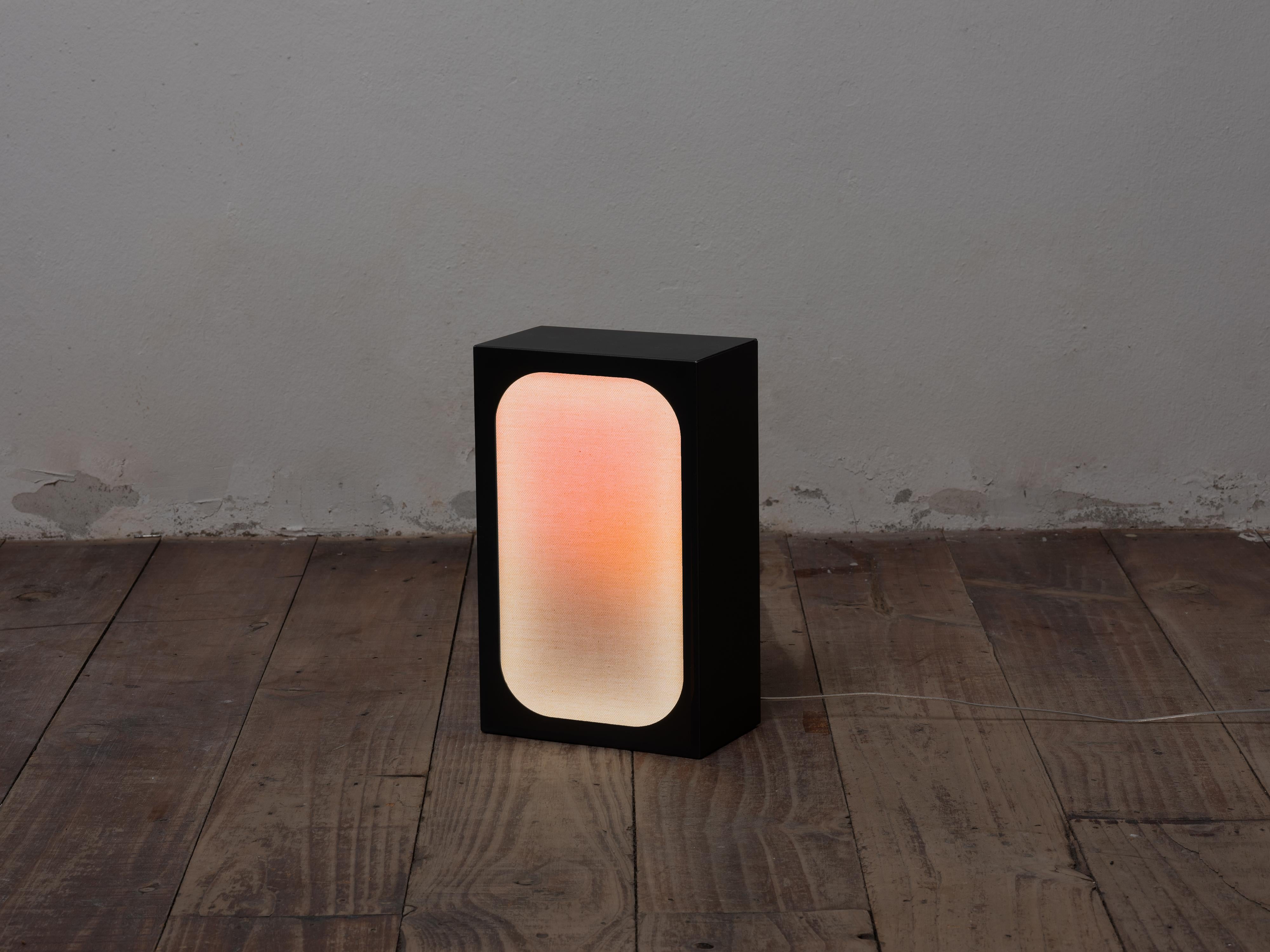 Contemporary Farbige Tischlampe,  Orange Brown, Serie Baechae von Atelier Jun (Moderne) im Angebot