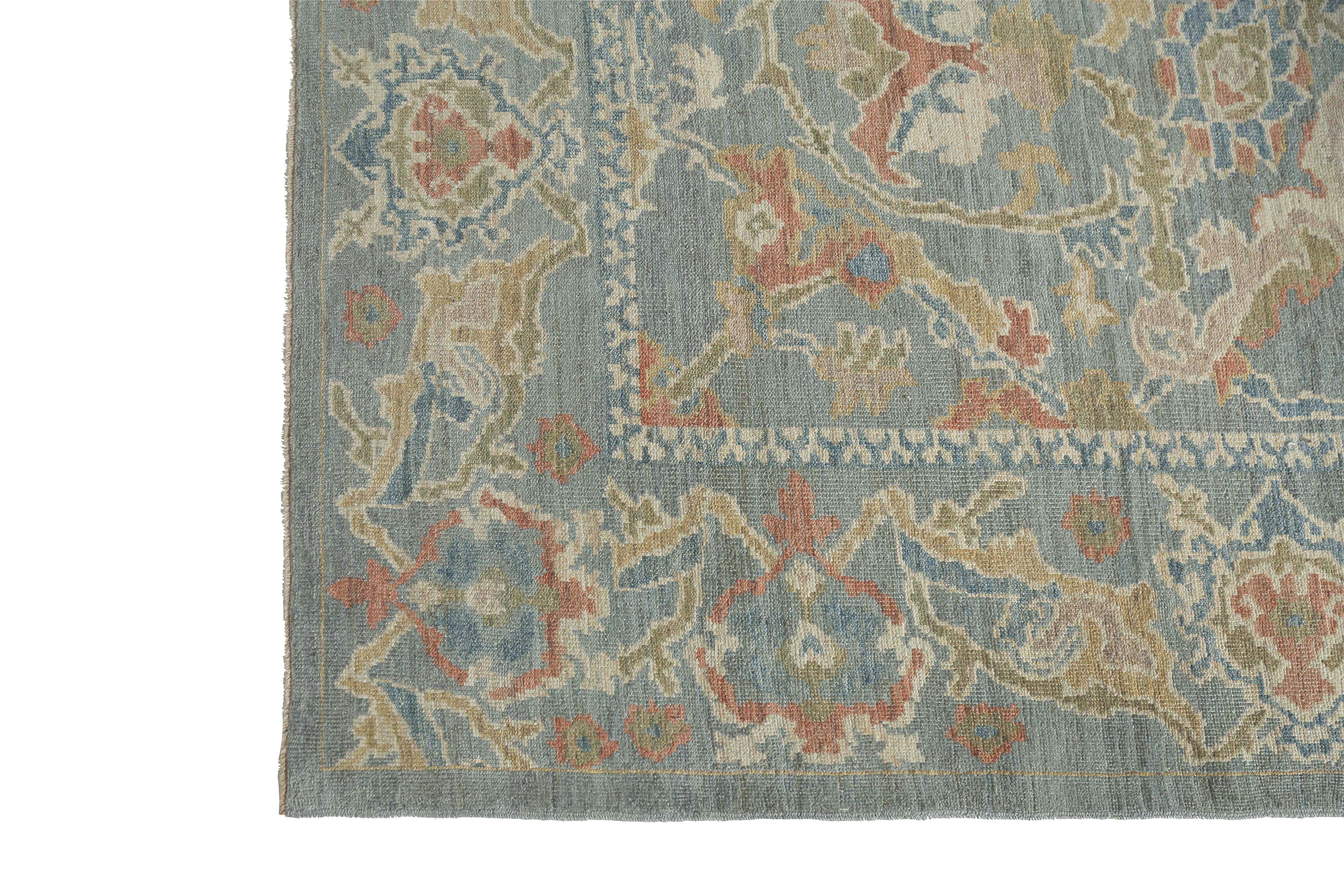 Voici un superbe tapis turc Sultanabad fait à la main ! Mesurant 9'6'' sur 12'10'', ce tapis présente une belle combinaison de couleurs jaune, orange et verte sur un fond bleu saisissant. Le design traditionnel de ce tapis ajoute une touche