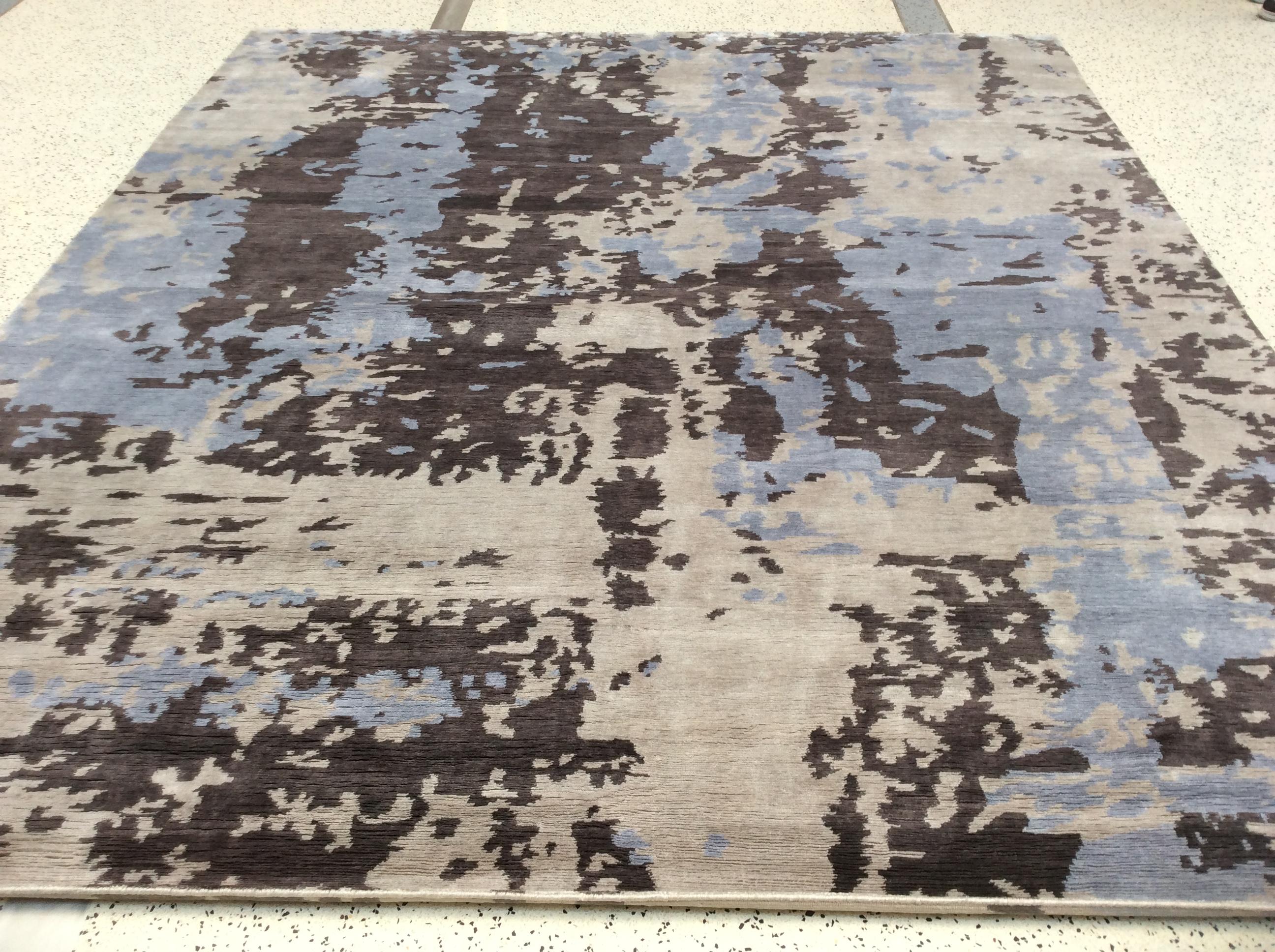 Abstrakter Teppich in zeitgenössischen Farben (Indisch) im Angebot