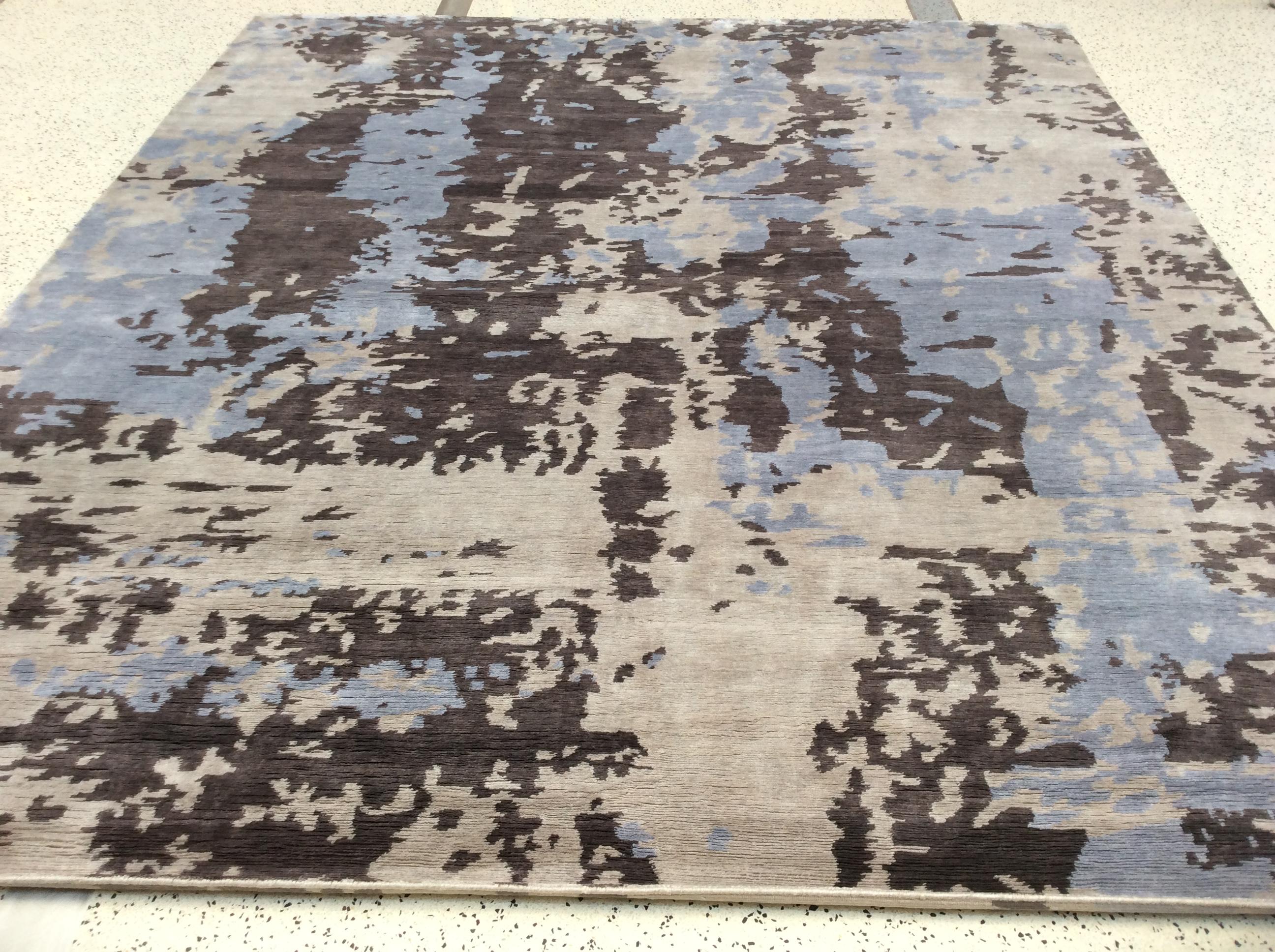 Abstrakter Teppich in zeitgenössischen Farben (Handgeknüpft) im Angebot