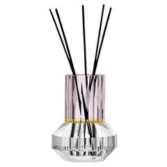 Diffuseur de parfum contemporain en cristal coloré.