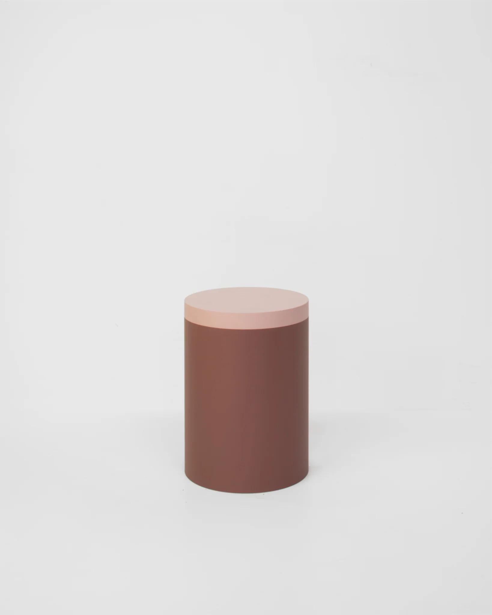 Colourful stool with a contemporary design.
Manufactured in an artisanal way, in which every step of the process is carefully executed. The base of this stool consists of varying numbers of hollow cylinders. It's topped with a slab surface for