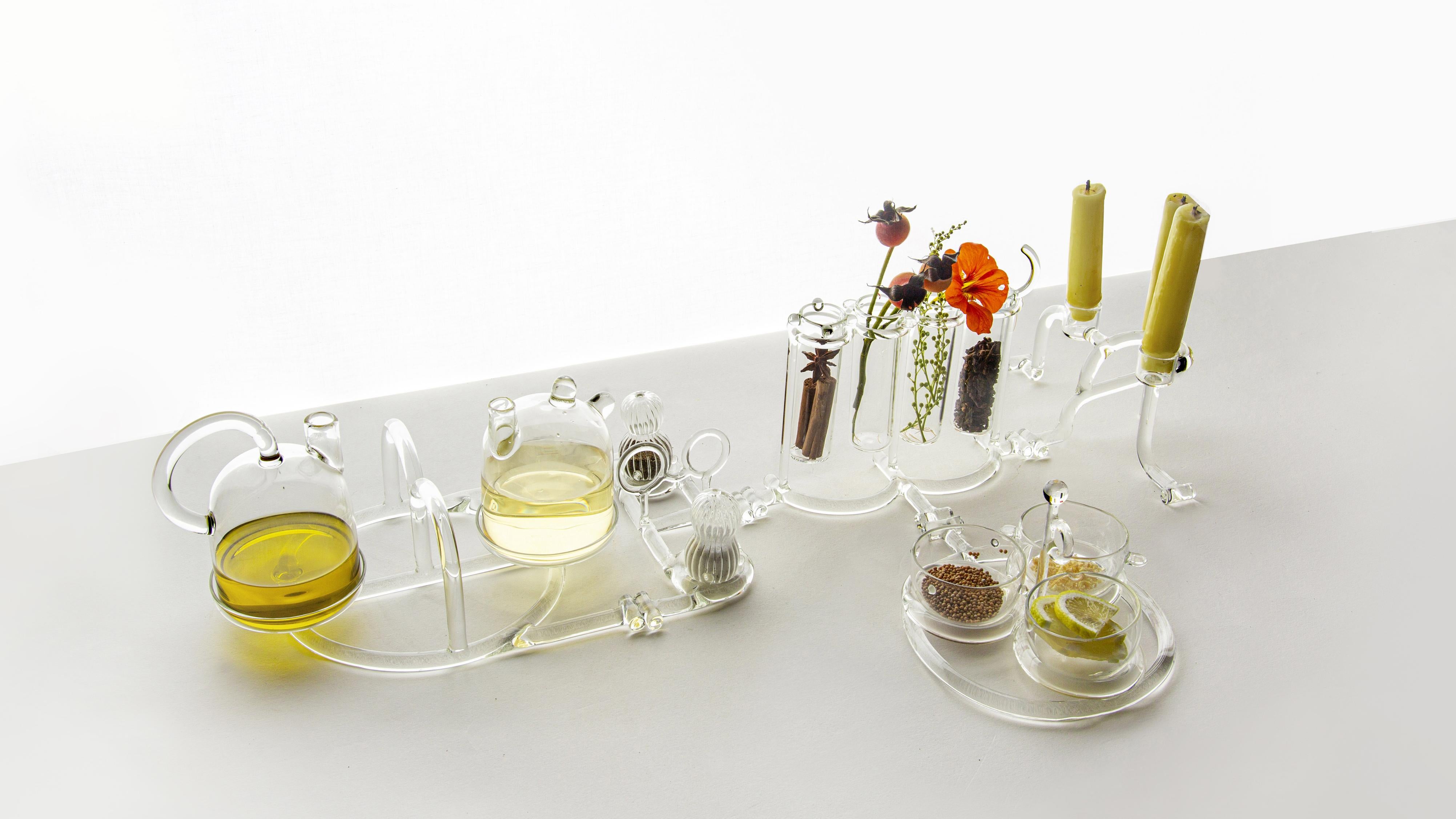 SiO2 complete tableware collection (Oil and Vinegar cruets, Salt e pepper, Candlestick, Sauce boat and Flower/Spice Pot)

The set consists of five pieces: salt & pepper, oil & vinegar, gravy boats, vases and
candleholders which can be positioned