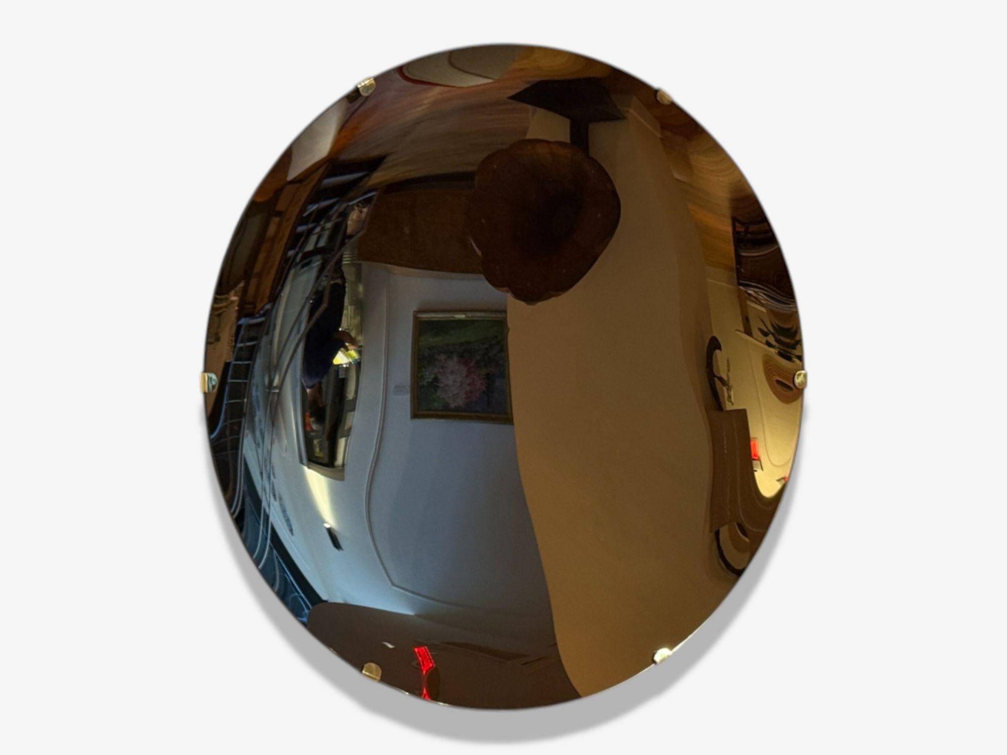 Contemporáneo, Cristal cóncavo, Latón, Bronce Espejo de pared Modern Space Age en Bueno estado para la venta en Manhasset, NY
