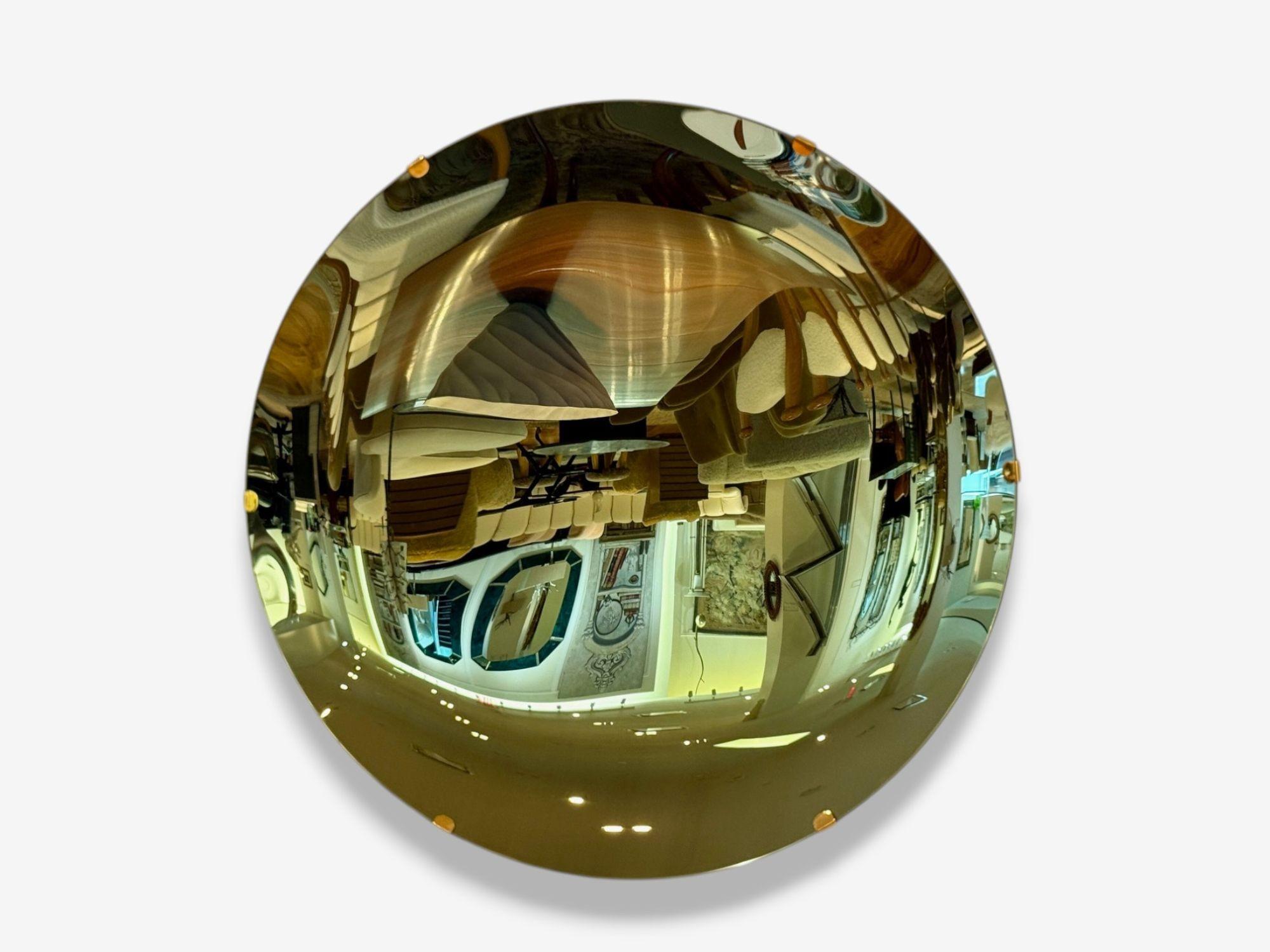 Zeitgenössisch, konkaves Glas, Messing, Vintage Grün Modern Space Age Wandspiegel

Ein moderner Space-Age-Wandspiegel mit konkavem Glasdesign, grünem Vintage-Finish und eleganten Messingakzenten. Dieses Stück aus dem 21. Jahrhundert ist sowohl ein