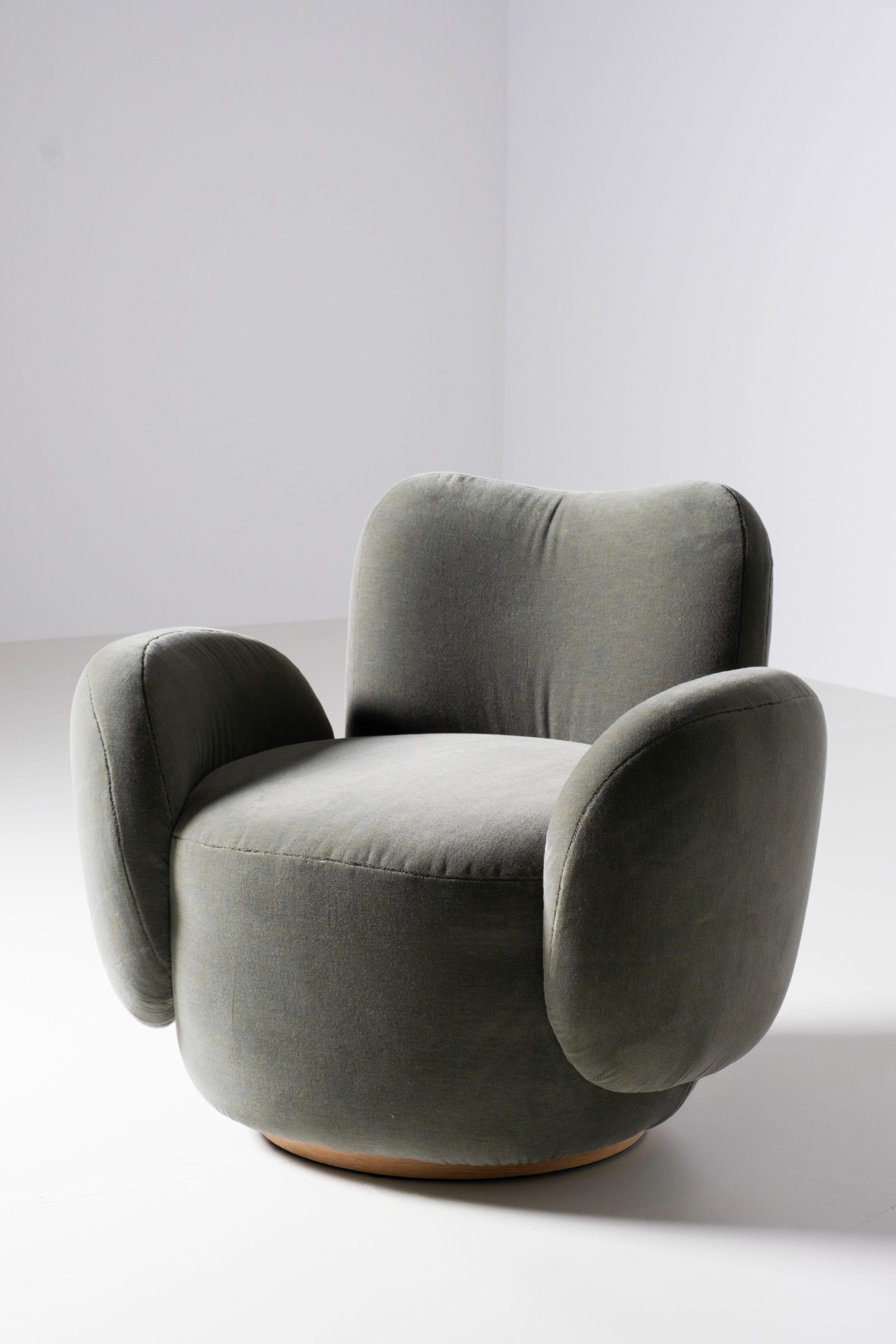 Poltrona girevole Conchula, collezione contemporanea, realizzata a mano in Portogallo - Europa da Greenapple.

La poltrona girevole Conchula è un pezzo d'arredamento che definisce l'ambiente e si distingue per la sua silhouette accattivante.