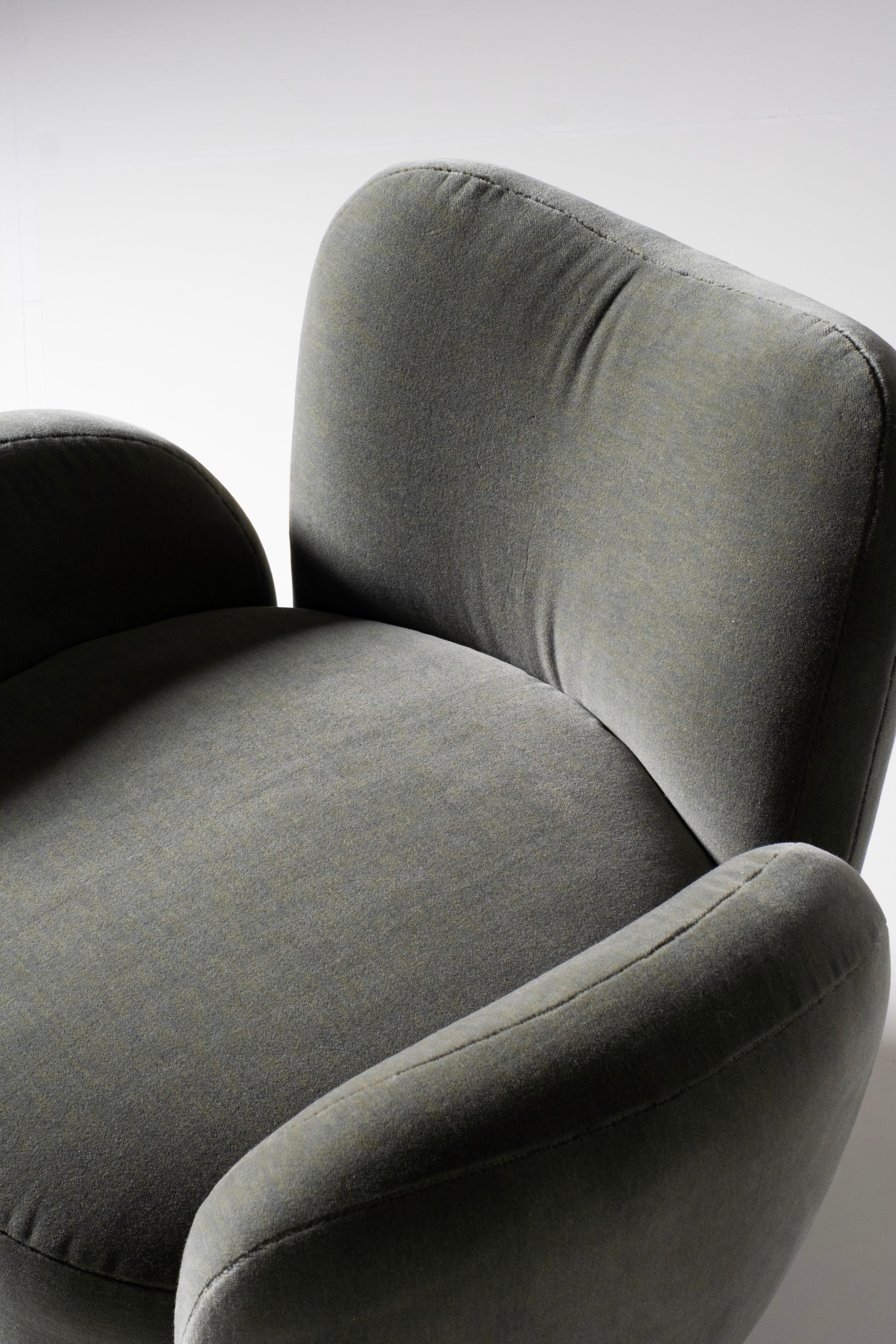 Ottone Sedia da salotto contemporanea Conchula, girevole, DEDAR Alpaca, fatta a mano da Greenapple in vendita