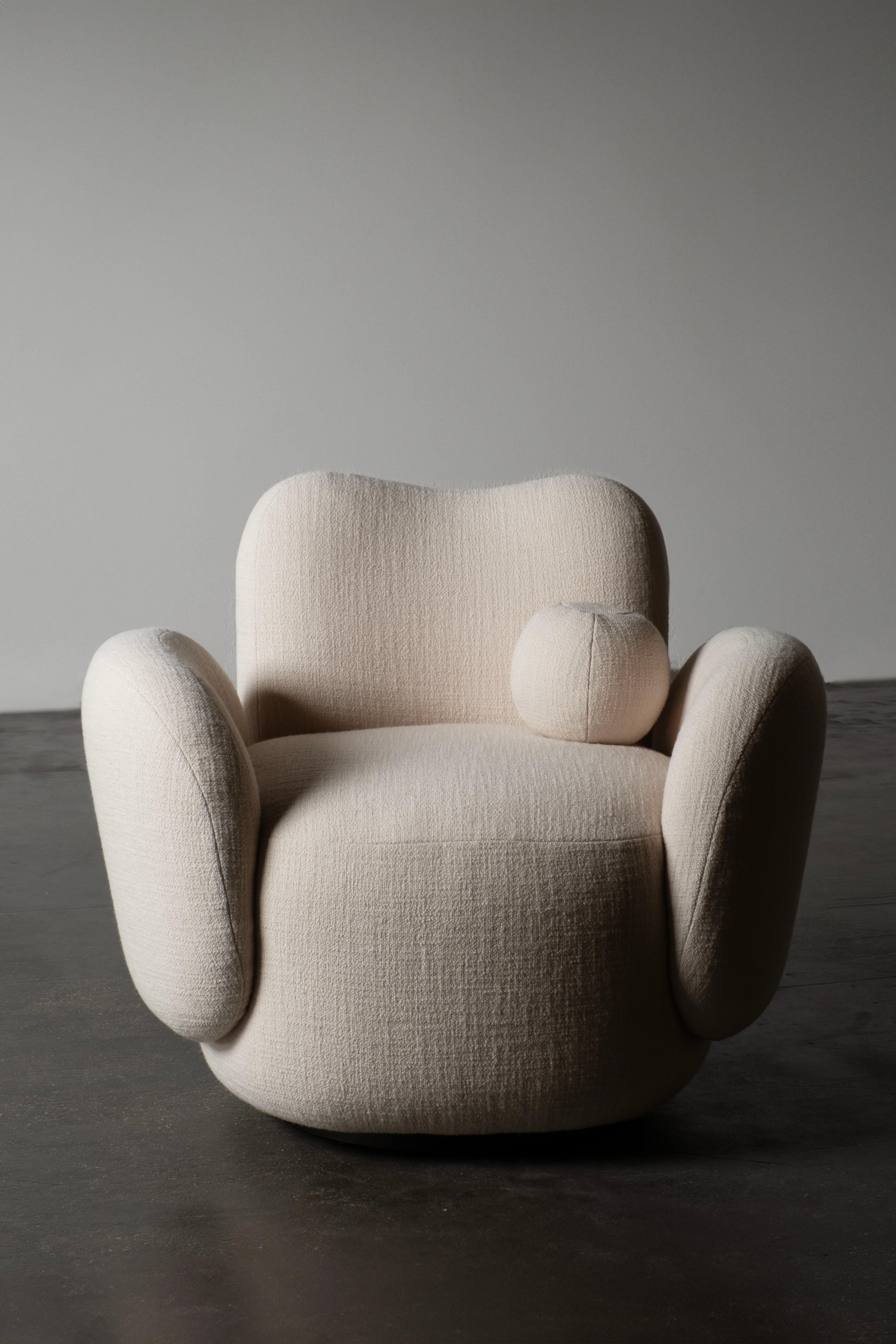 Brossé Chaise d'appoint contemporaine Conchula, pivotante, en laine Dedar, faite à la main par Greenapple en vente