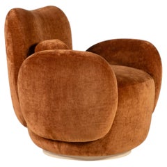 Sillón decorativo giratorio «Conchula» de chenilla y ámbar, de estilo contemporáneo, hecho a mano por Greenapple