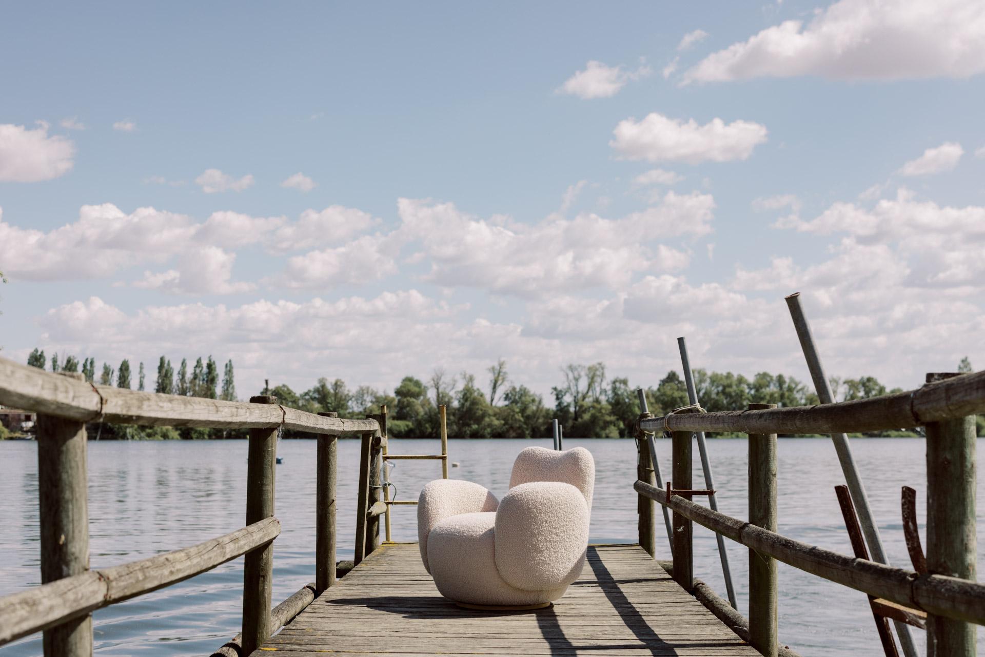 Contemporary Conchula Armchair Set of 2, Swivel, White Bouclé, Greenapple In New Condition For Sale In Lisboa, PT