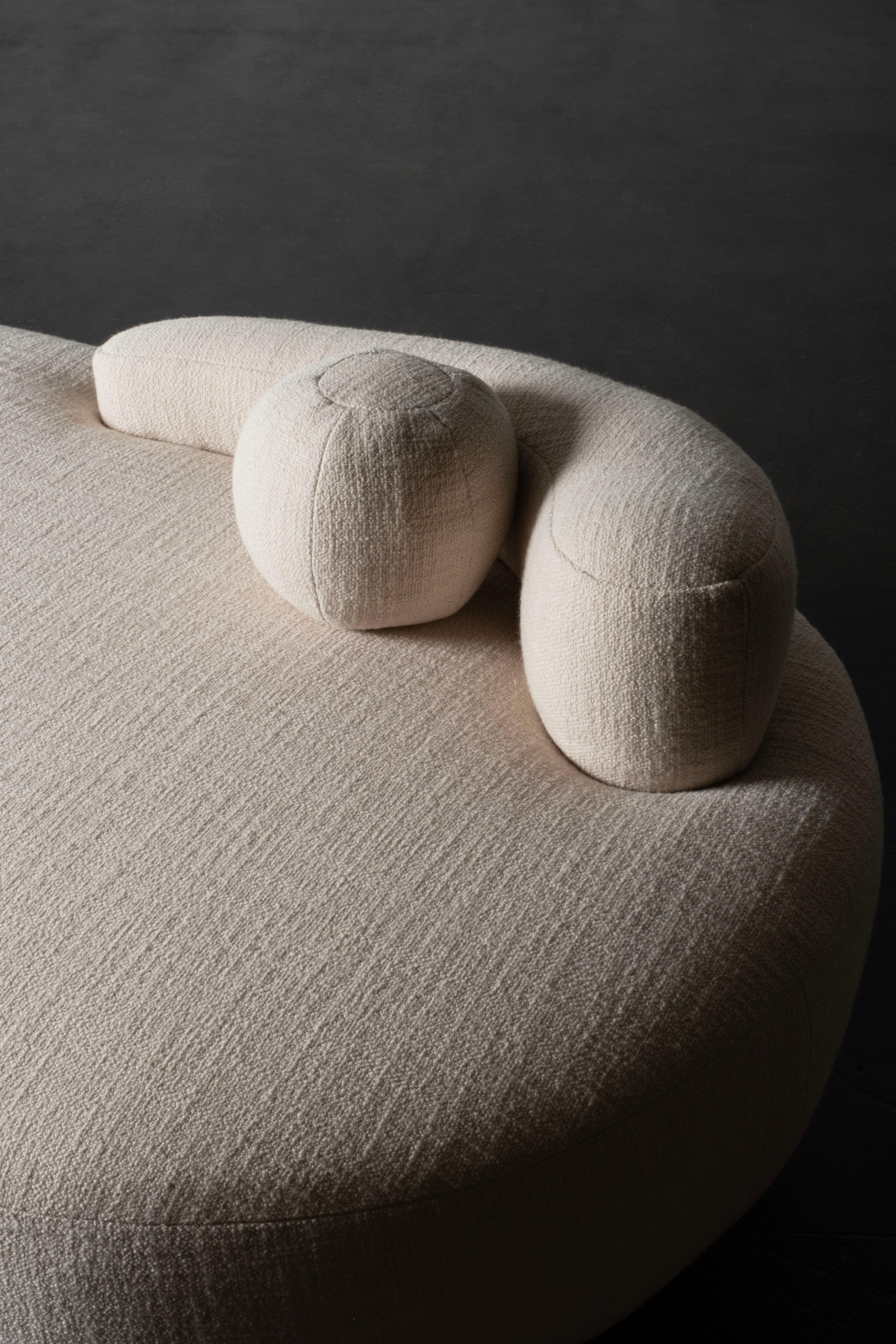 Cama de Día Contemporánea Conchula, Tejido Italiano de Lana Beige, Hecha a Mano por Greenapple en venta 7