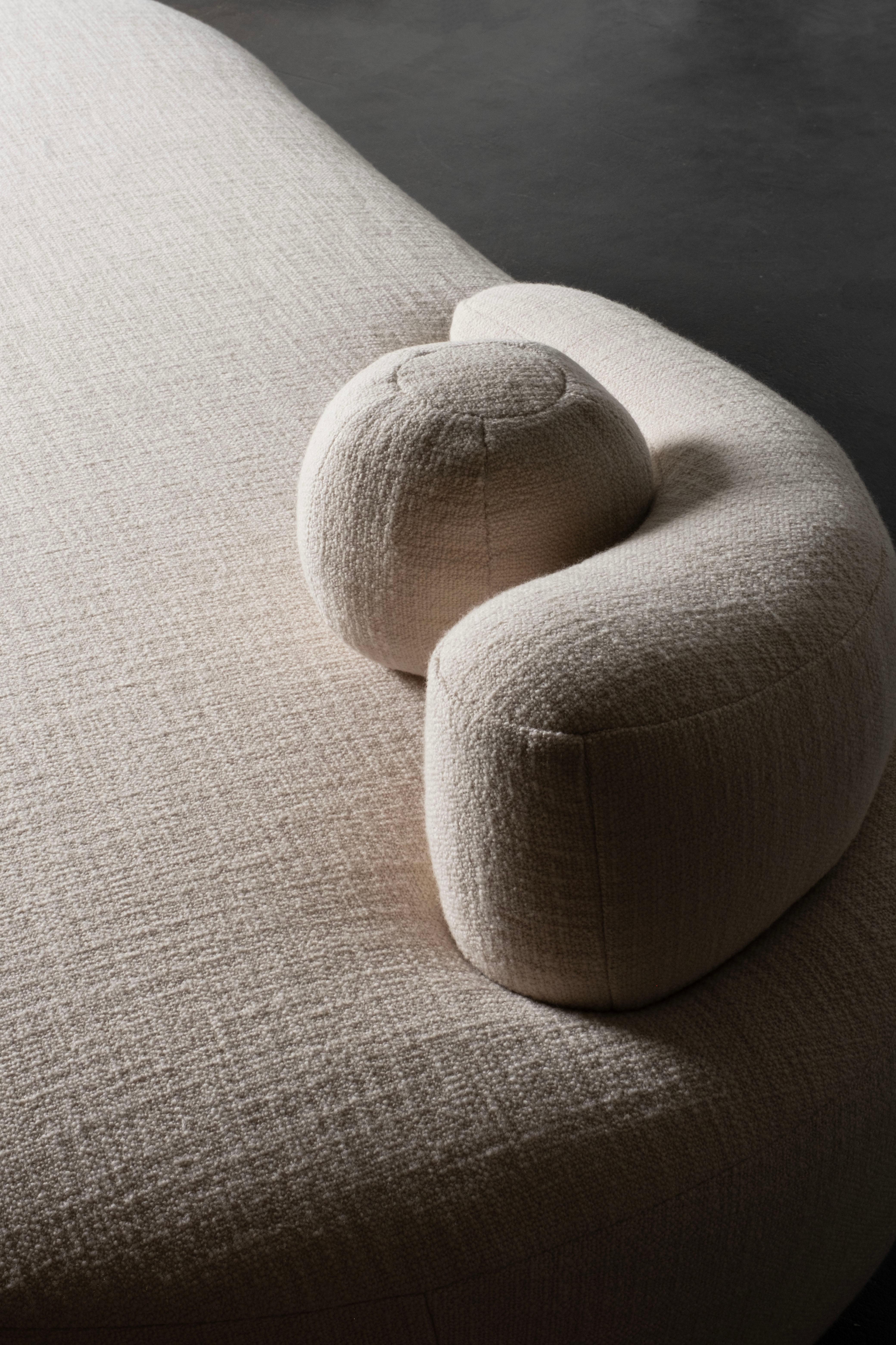 Cama de Día Contemporánea Conchula, Tejido Italiano de Lana Beige, Hecha a Mano por Greenapple en venta 8