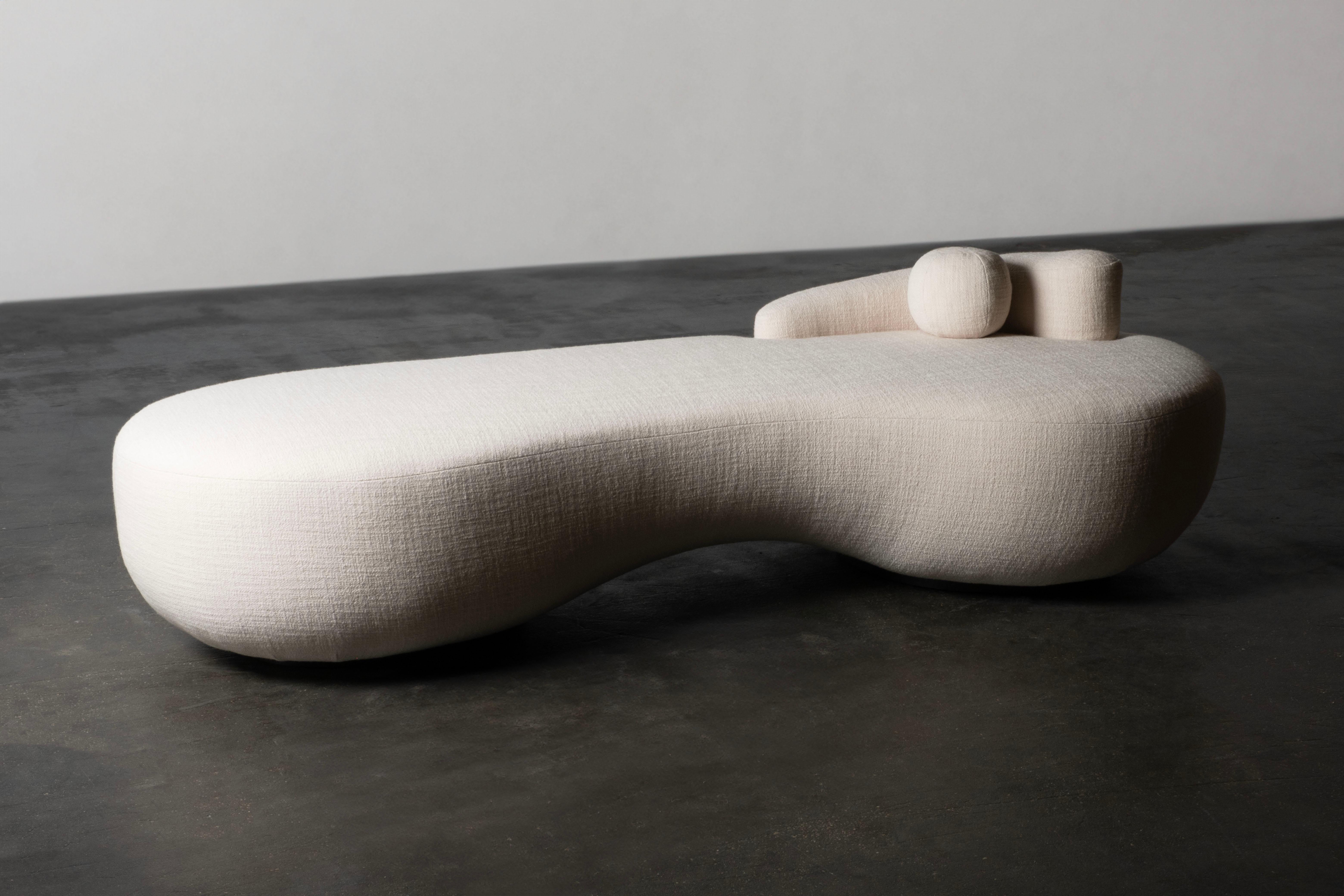 Cama de Día Contemporánea Conchula, Tejido Italiano de Lana Beige, Hecha a Mano por Greenapple Moderno orgánico en venta