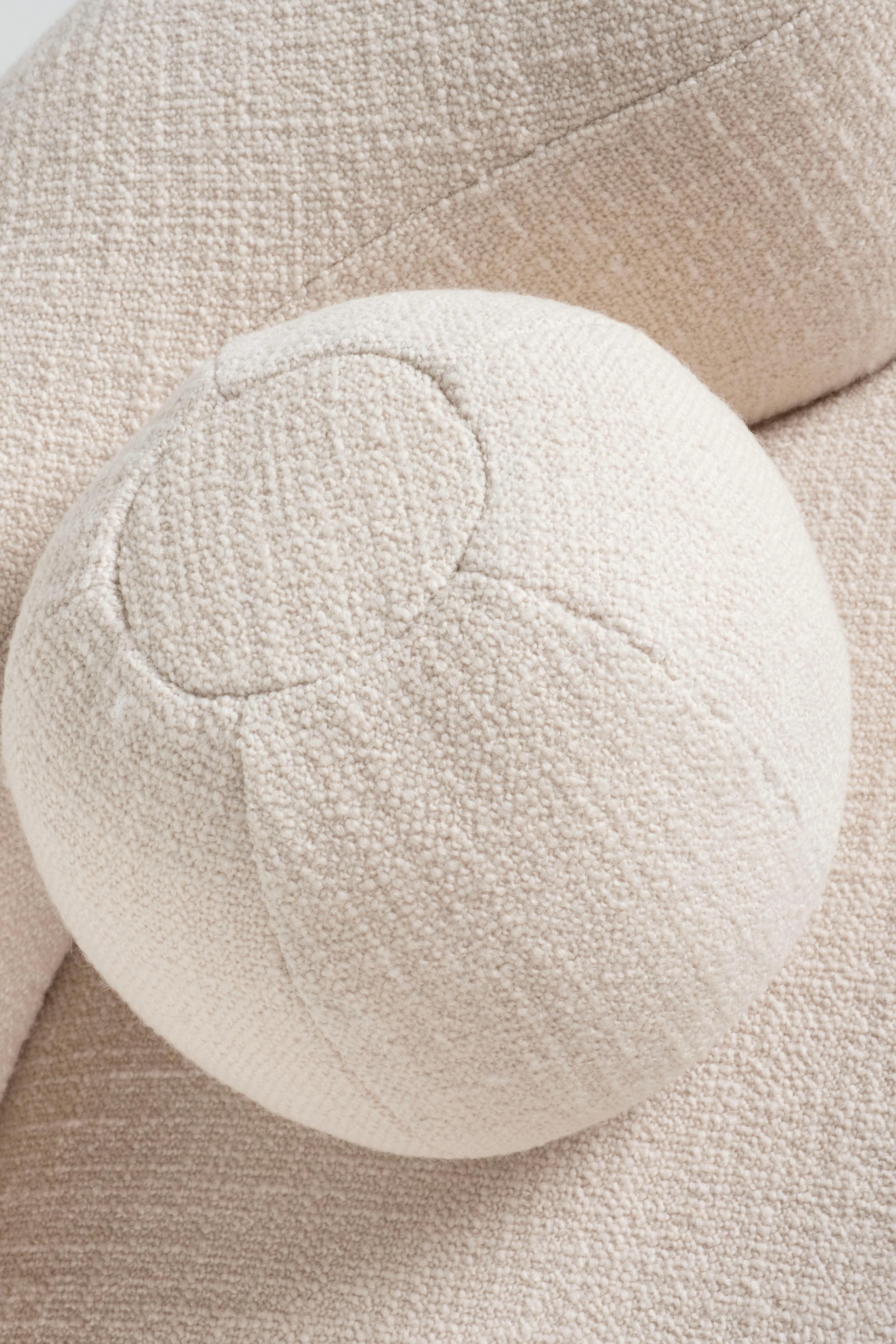 Cama de Día Contemporánea Conchula, Tejido Italiano de Lana Beige, Hecha a Mano por Greenapple Siglo XXI y contemporáneo en venta