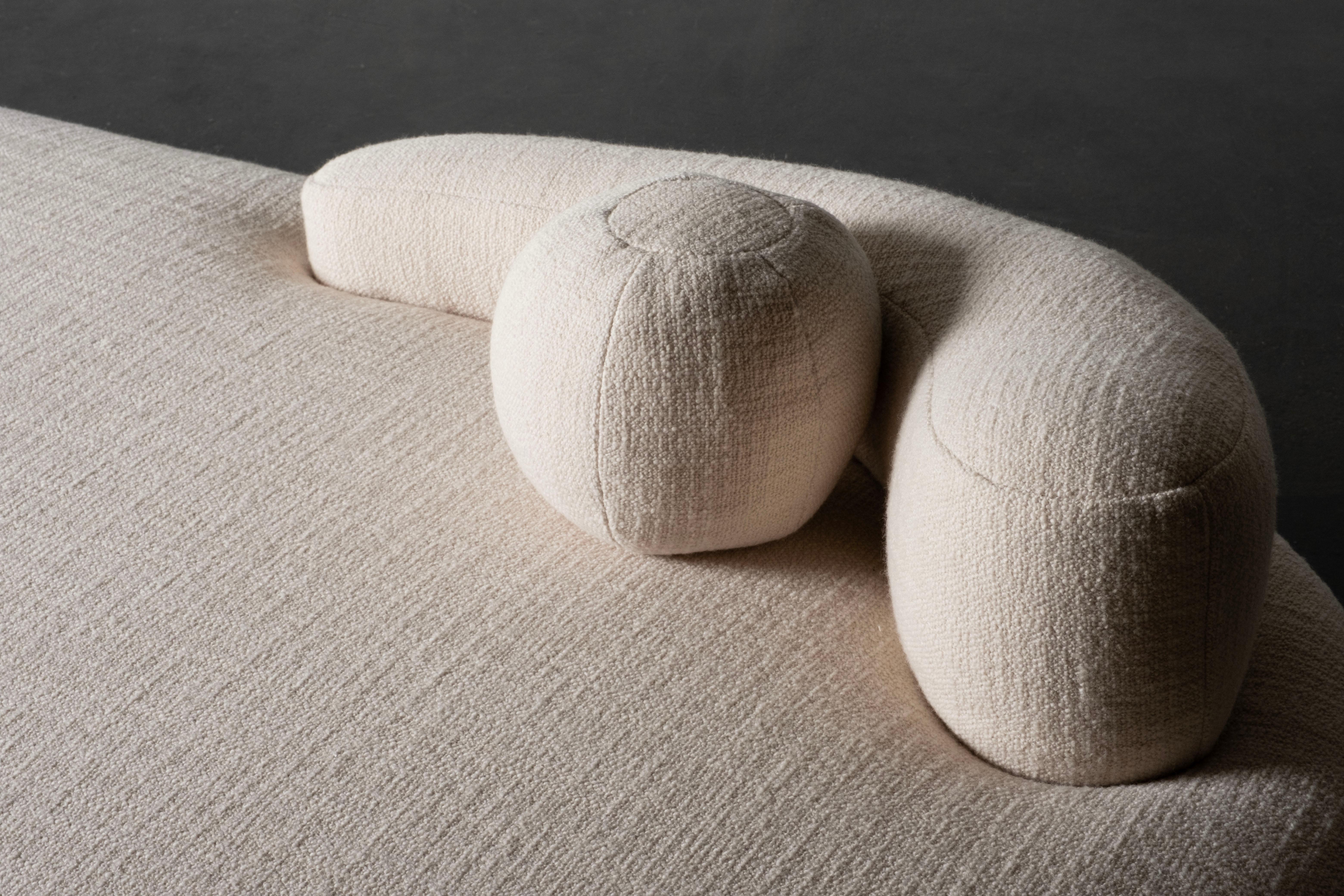 Cama de Día Contemporánea Conchula, Tejido Italiano de Lana Beige, Hecha a Mano por Greenapple Latón en venta