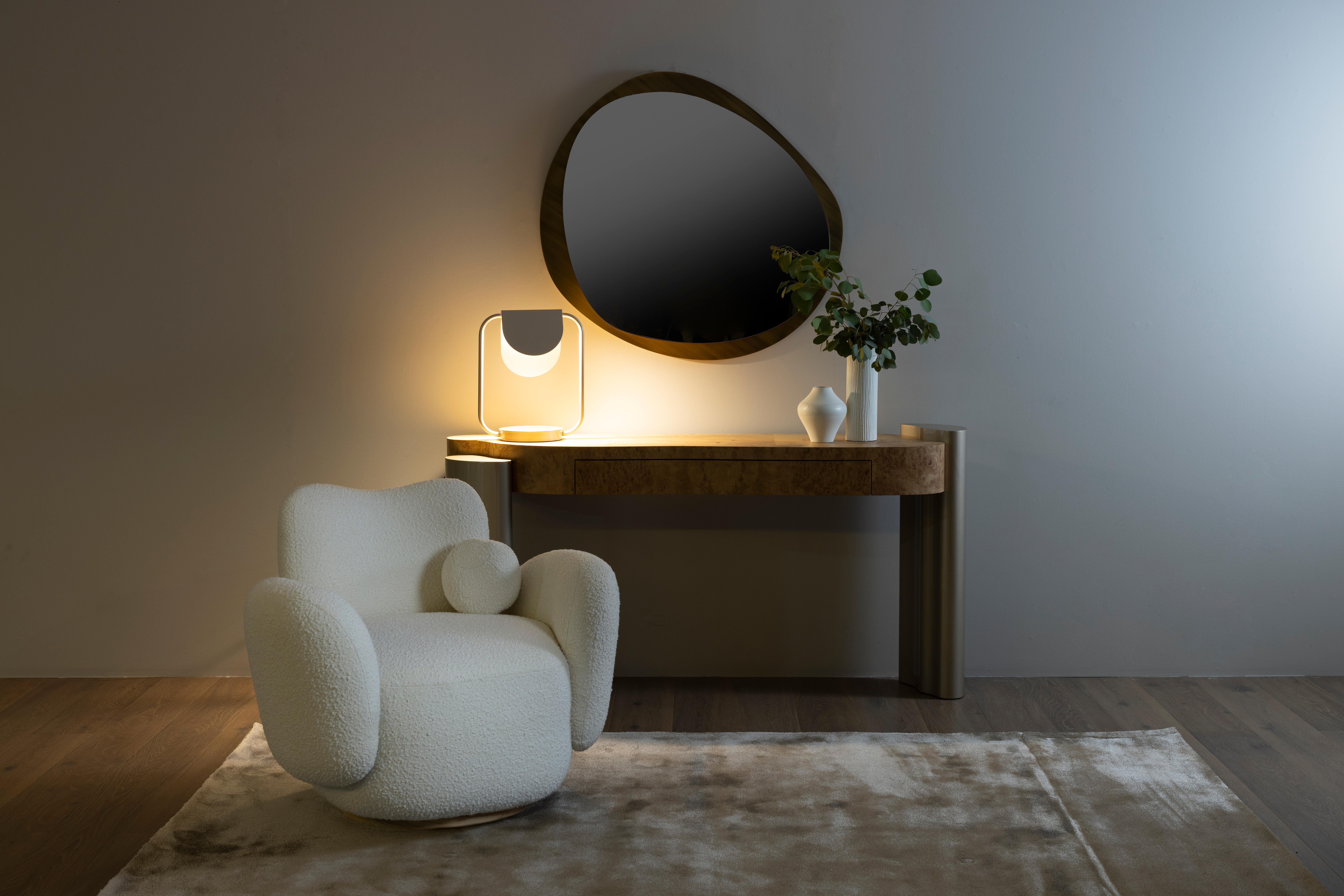 XXIe siècle et contemporain Chaise d'appoint contemporaine Conchula, pivotante, en laine Dedar, faite à la main par Greenapple en vente