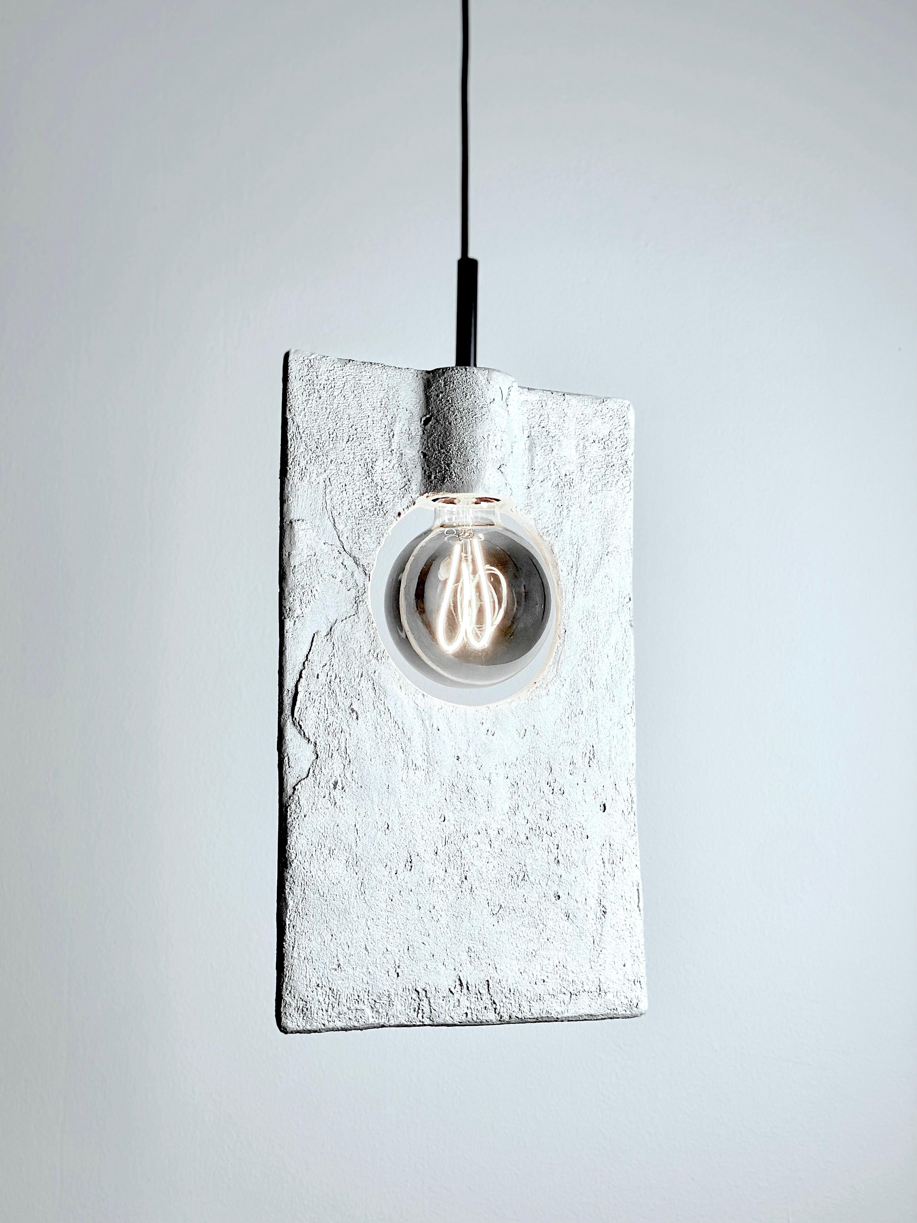 lampada a sospensione
FUMO_cemento
design RODRIGO VAIRINHOS

SMOKE_concrete è una suggestiva lampada a sospensione verticale, sapientemente realizzata in gres e rifinita con uno strato di cemento minerale. Progettato per ridefinire l'illuminazione