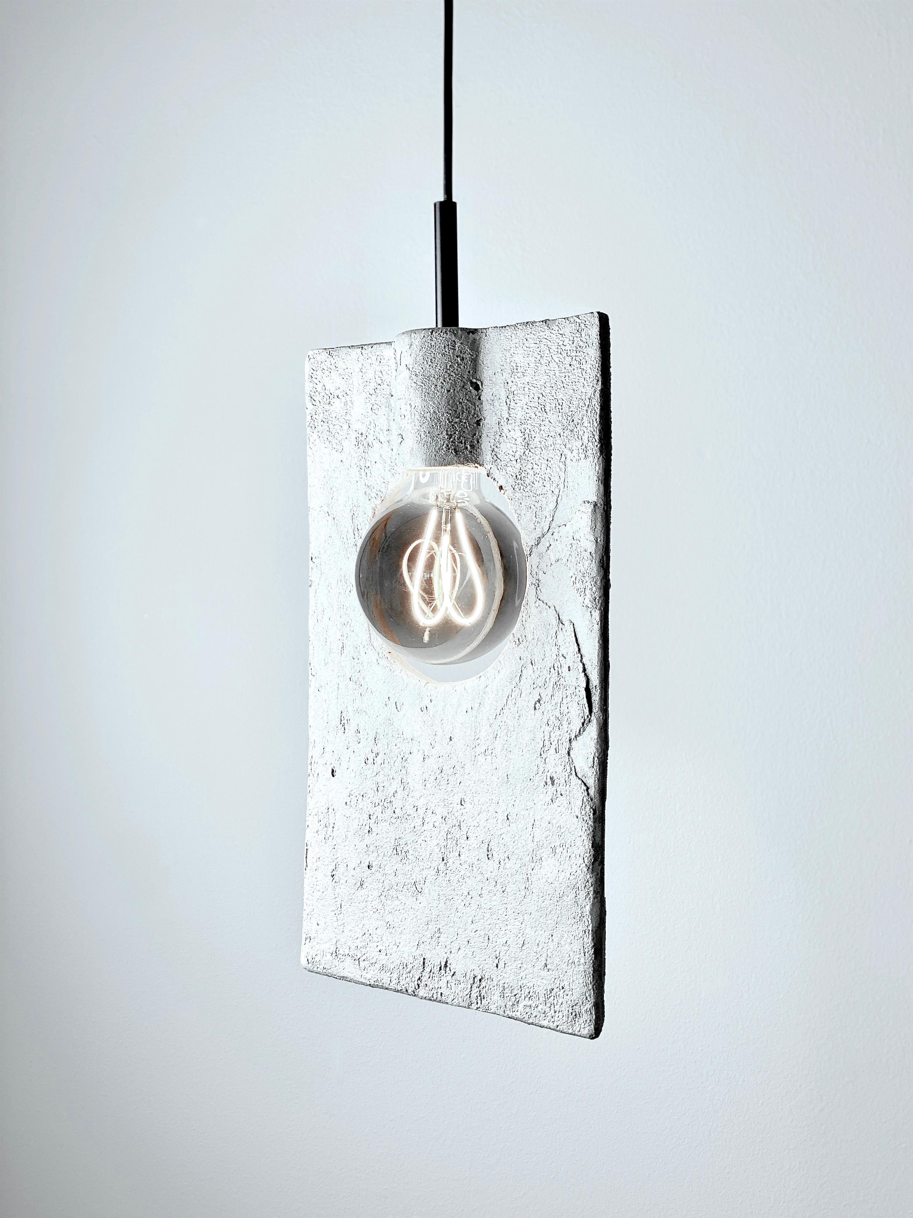 XXI secolo e contemporaneo Lampada a sospensione concreta e contemporanea in gres, design minimalista, SMOKE in vendita