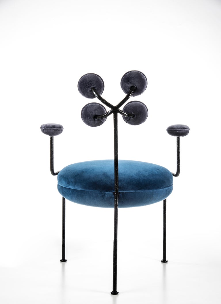In the Confetti chairs, we were inspired by the circular shape of the confetti, playing with the backrest, exploring different colors and combinations. It is a complex language and at the same time simple in three supports, with the structure in a