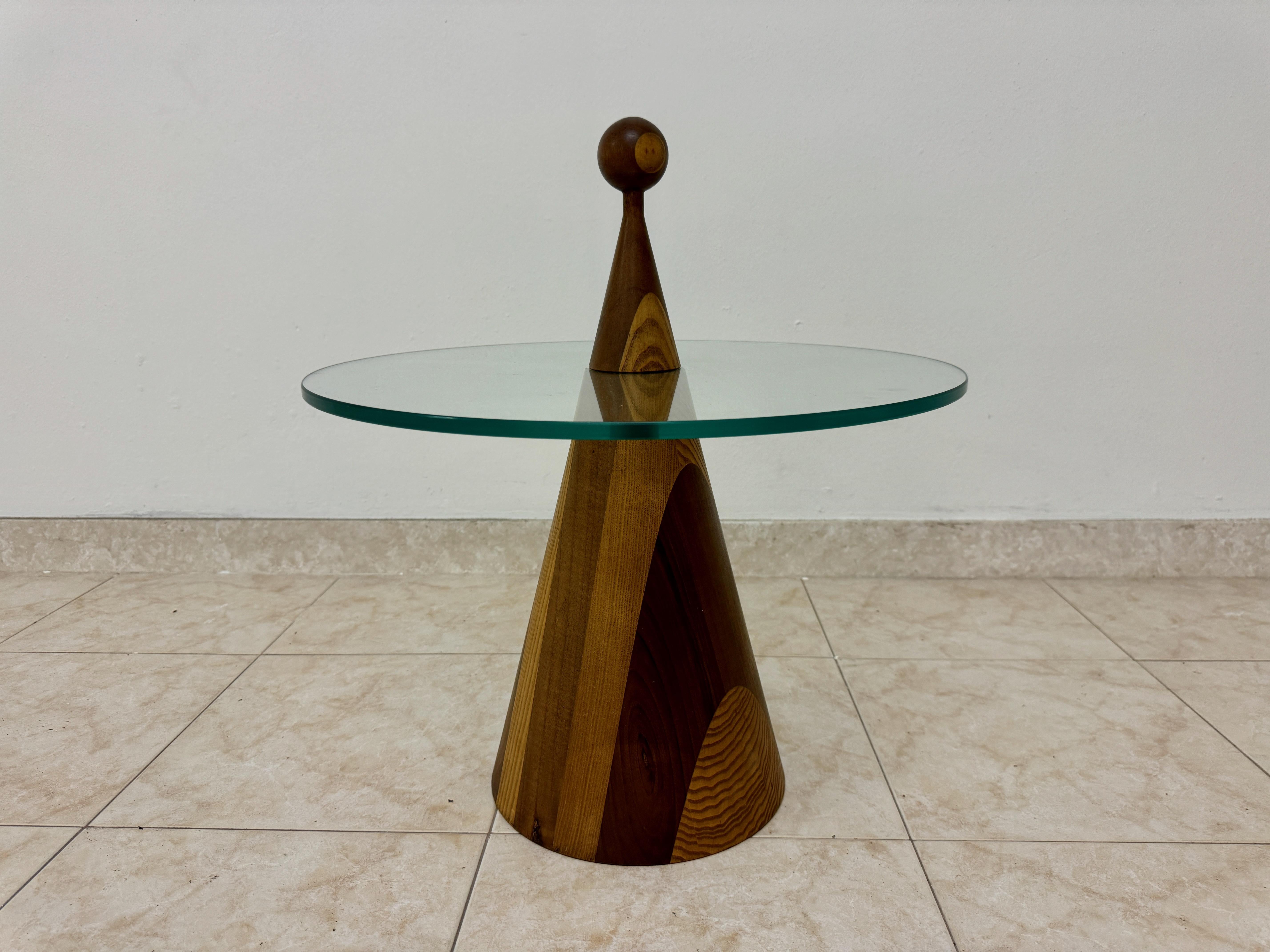 Mid-Century Modern Table contemporaine en bois conique avec étagère en verre en vente