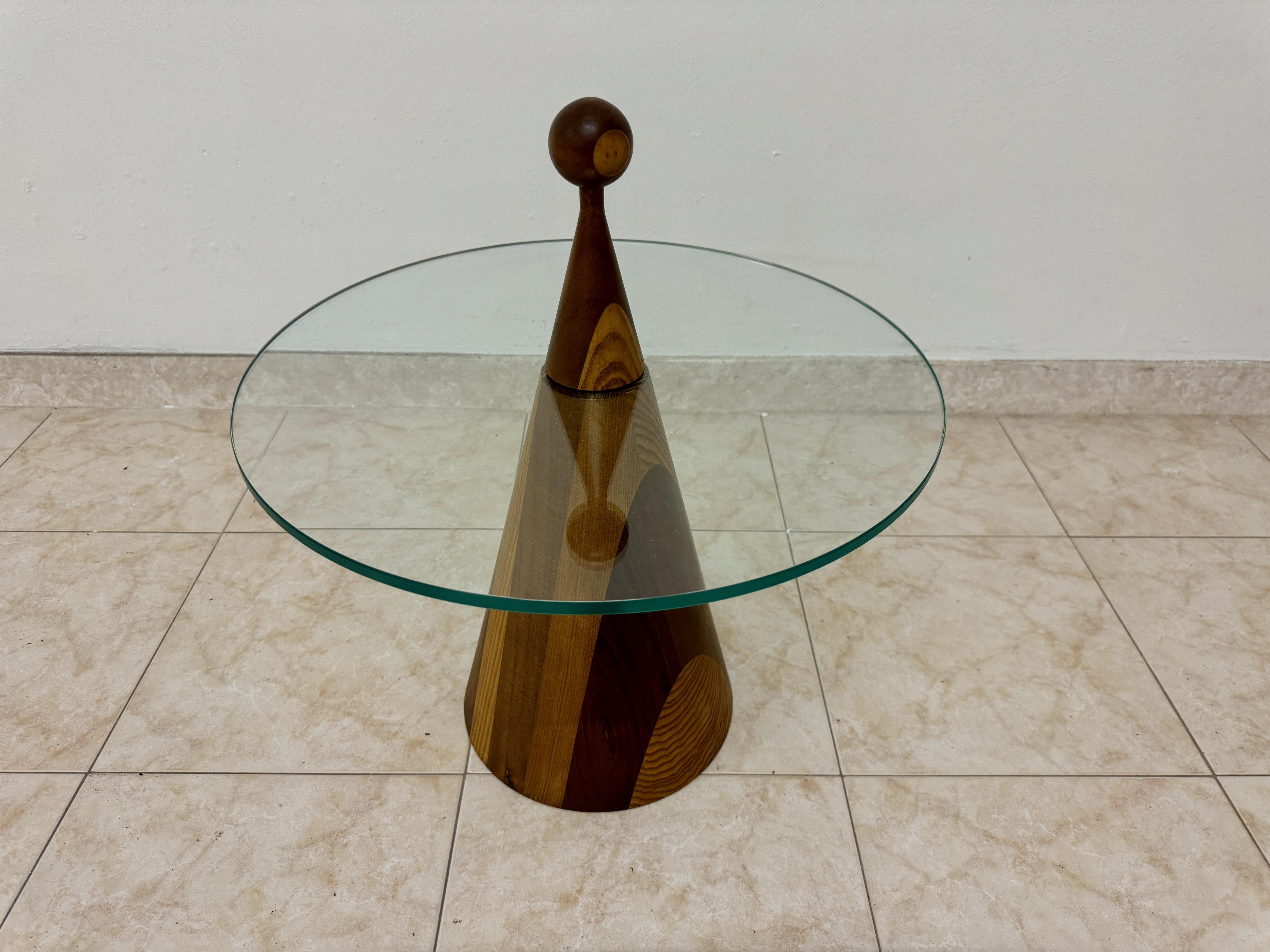 italien Table contemporaine en bois conique avec étagère en verre en vente