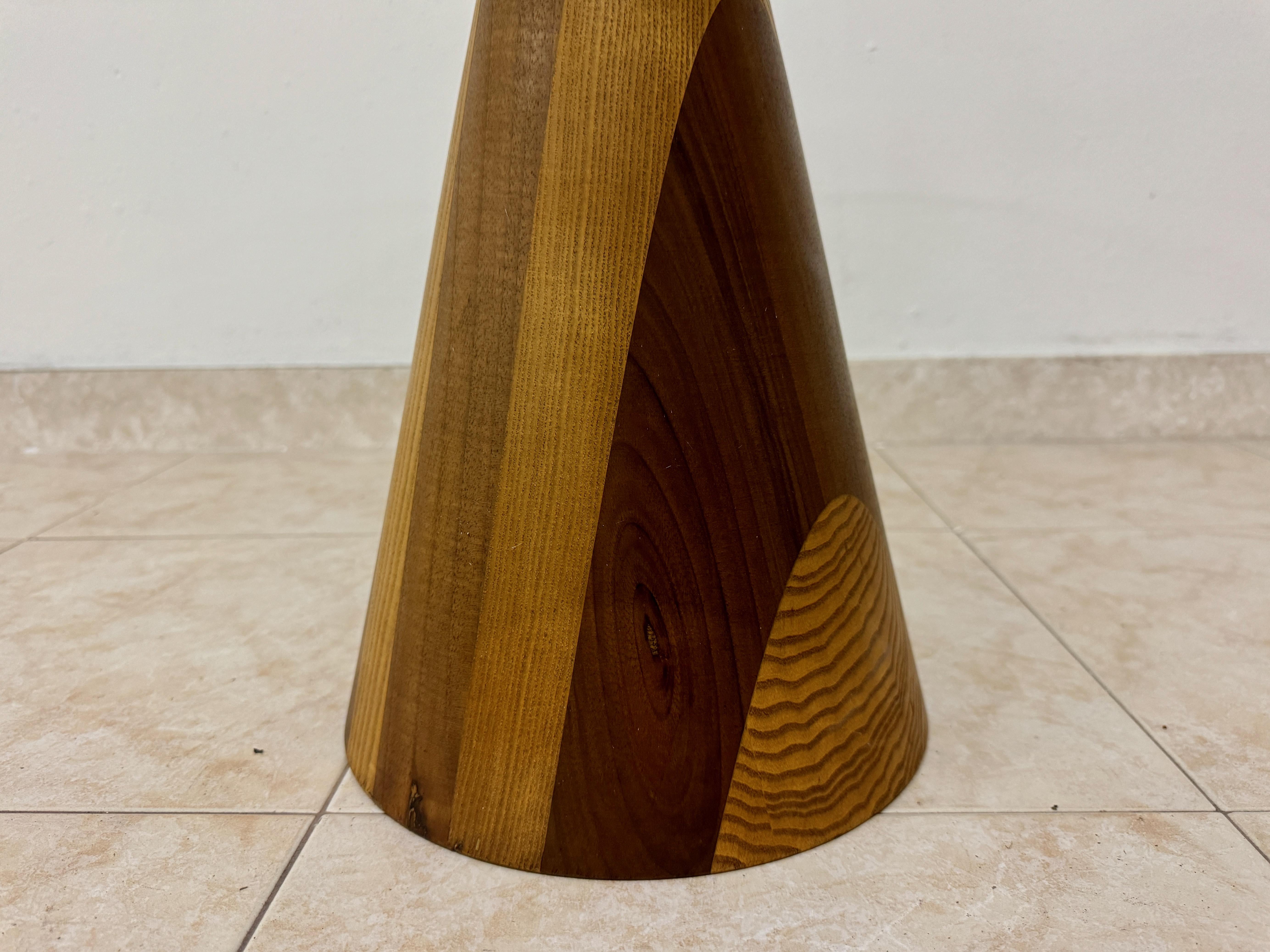 XXIe siècle et contemporain Table contemporaine en bois conique avec étagère en verre en vente