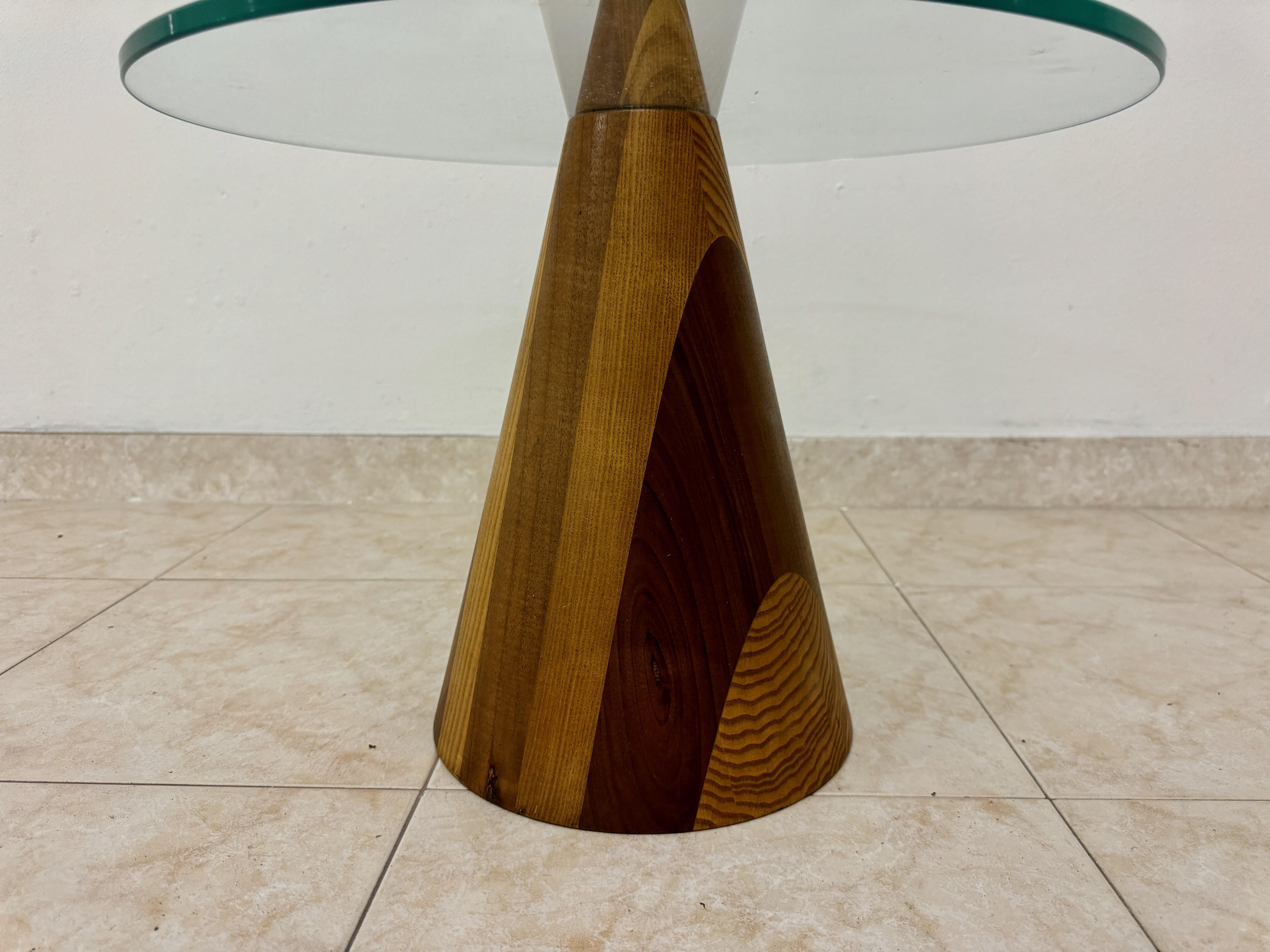 Verre Table contemporaine en bois conique avec étagère en verre en vente