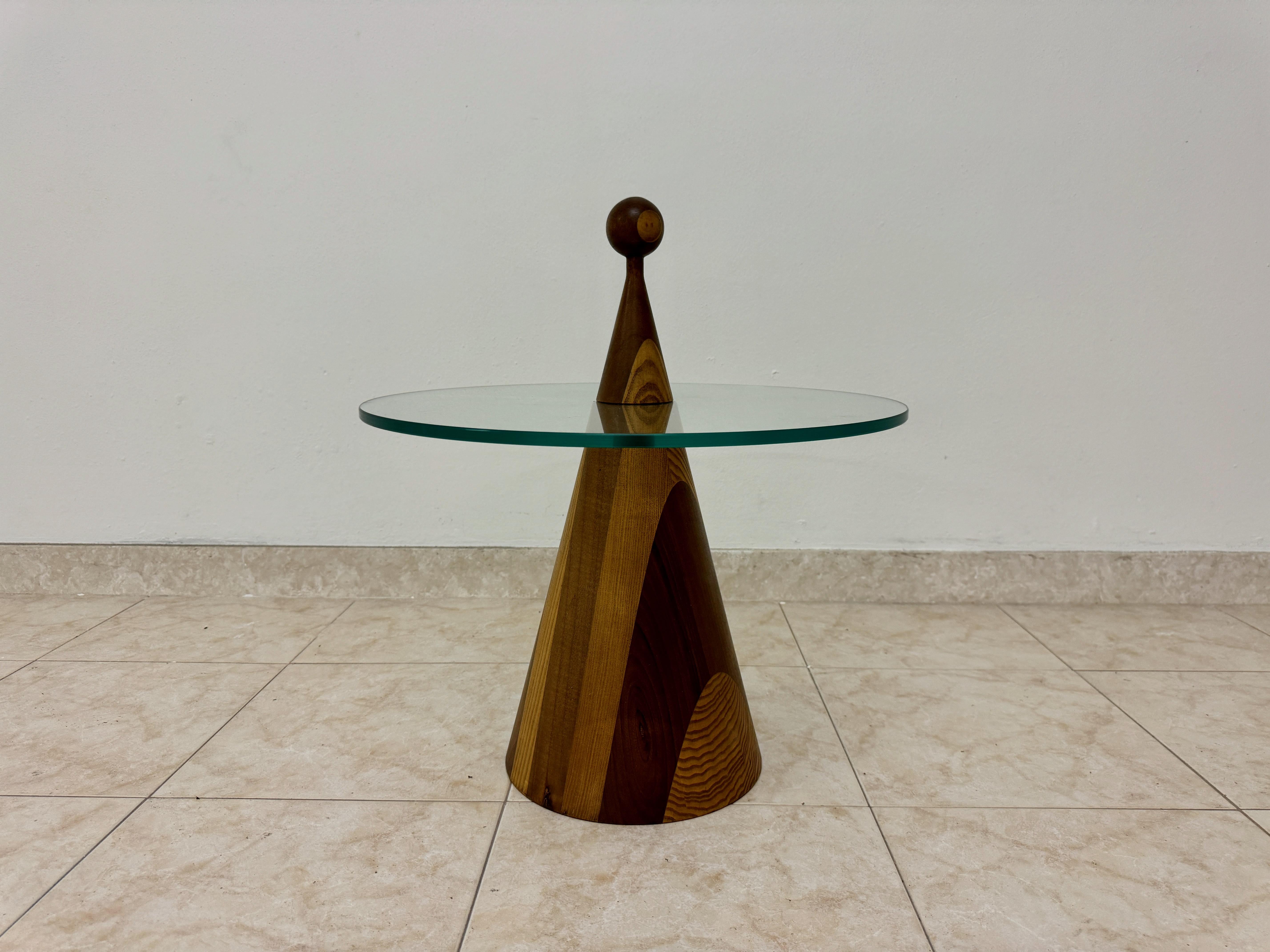 Table contemporaine en bois conique avec étagère en verre en vente 1