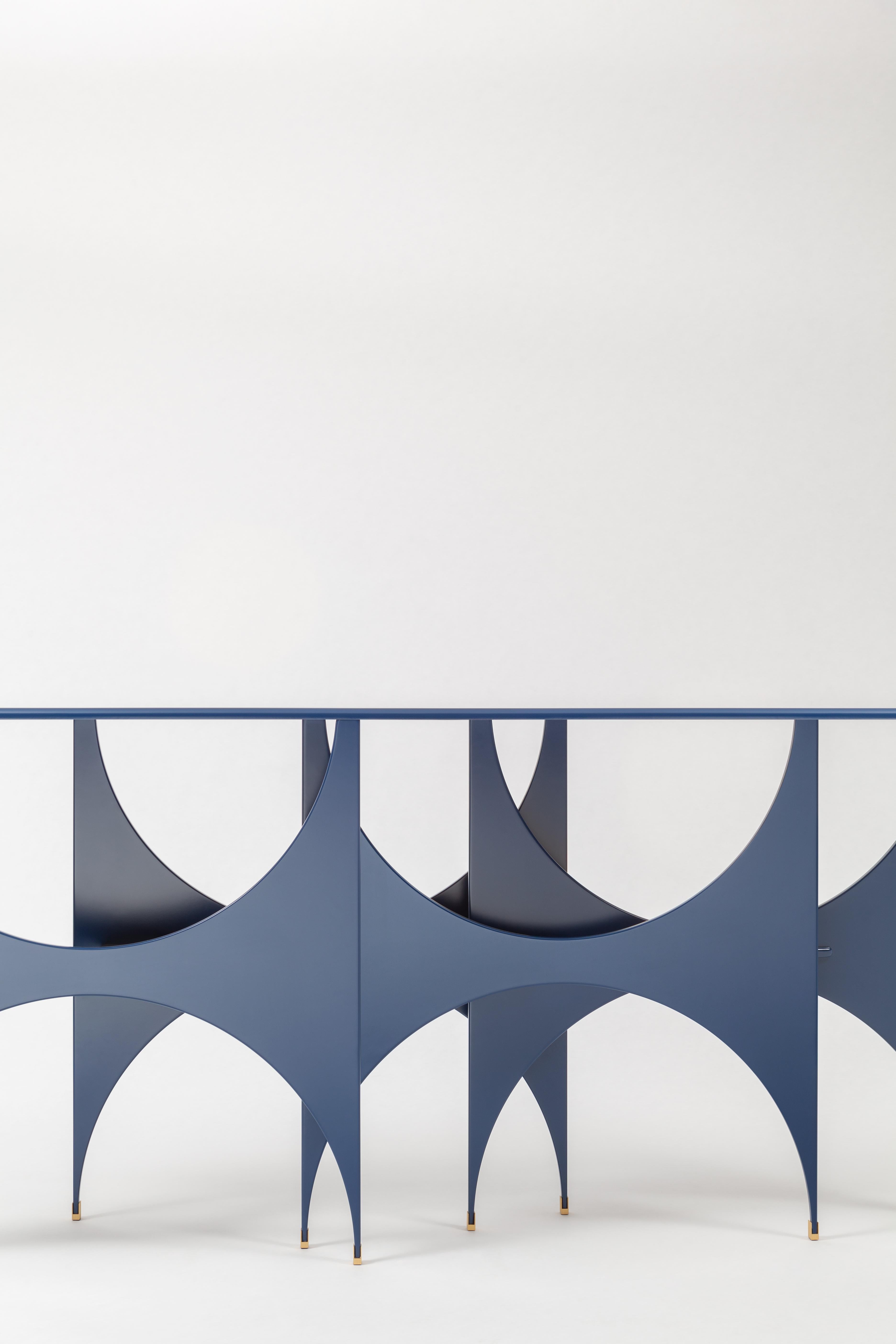 Console contemporaine papillon, collection Paesaggio conçue par Hanne Peer pour Design/One. Structure en bois, finition en béton/ciment en résine faite à la main. Derrière l'iconographie naturelle des noms de pièces de mobilier se cachent des