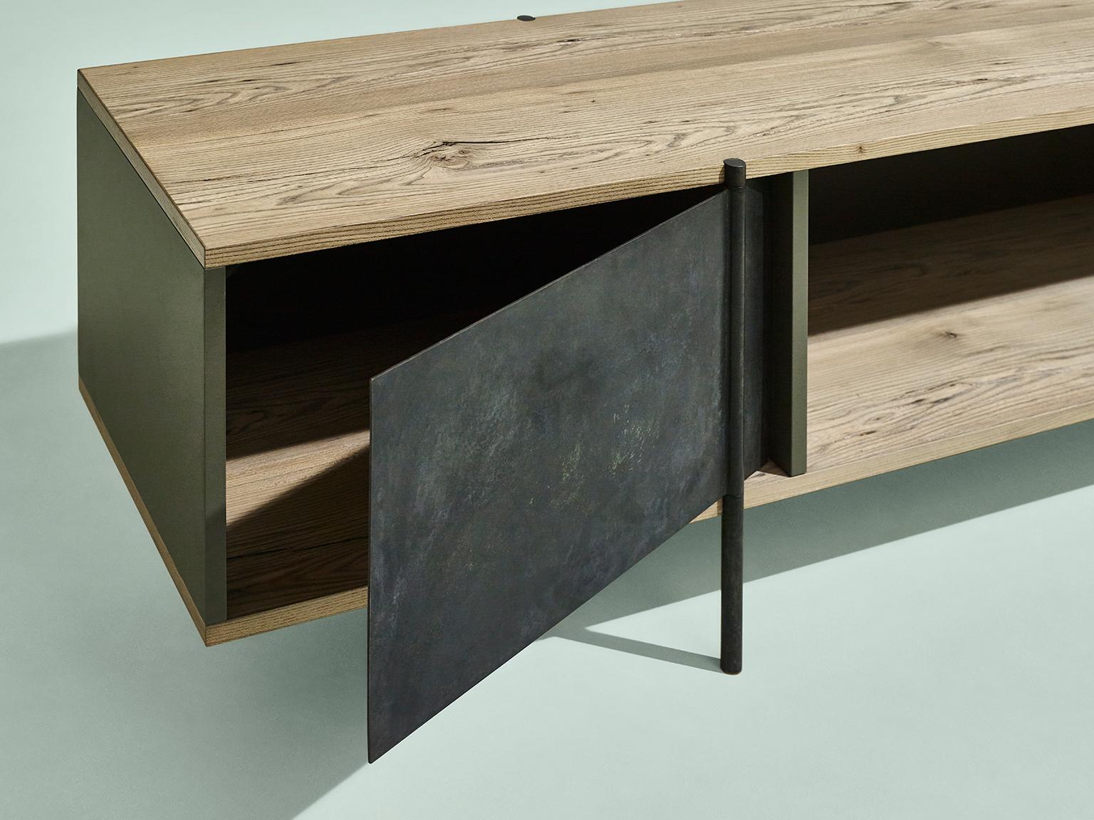 Sem Pivot contemporary collection, console, simple and sculptural. The supporting structure is a rigid system of metal tubes to which are added shelves in beautiful stone elm wood combined with various lacquered containers. The pivoting mechanism