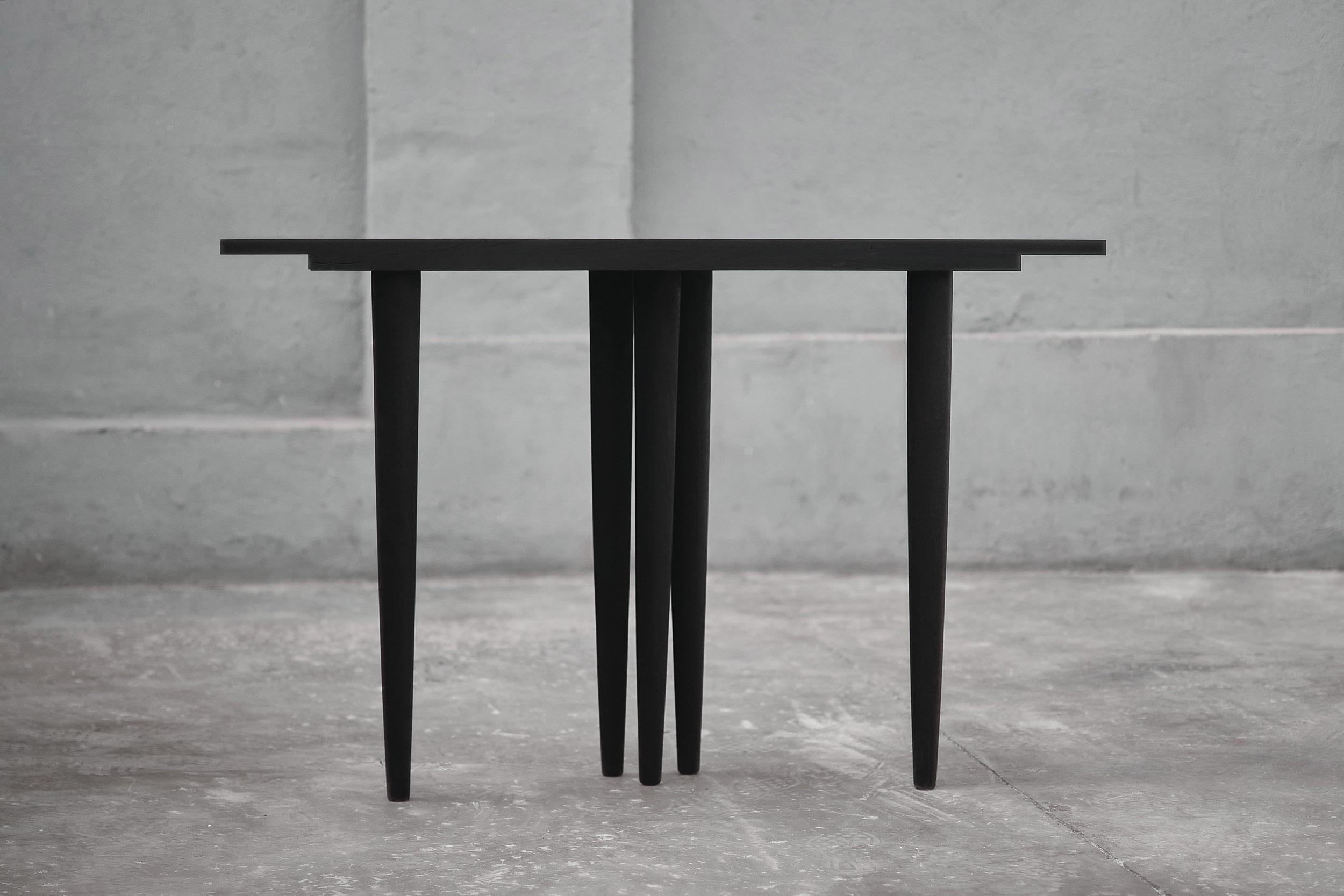 Colombiano Tavolo da console contemporaneo 'Boro' in Wood Wood bruciato di Carmworks, personalizzabile in vendita