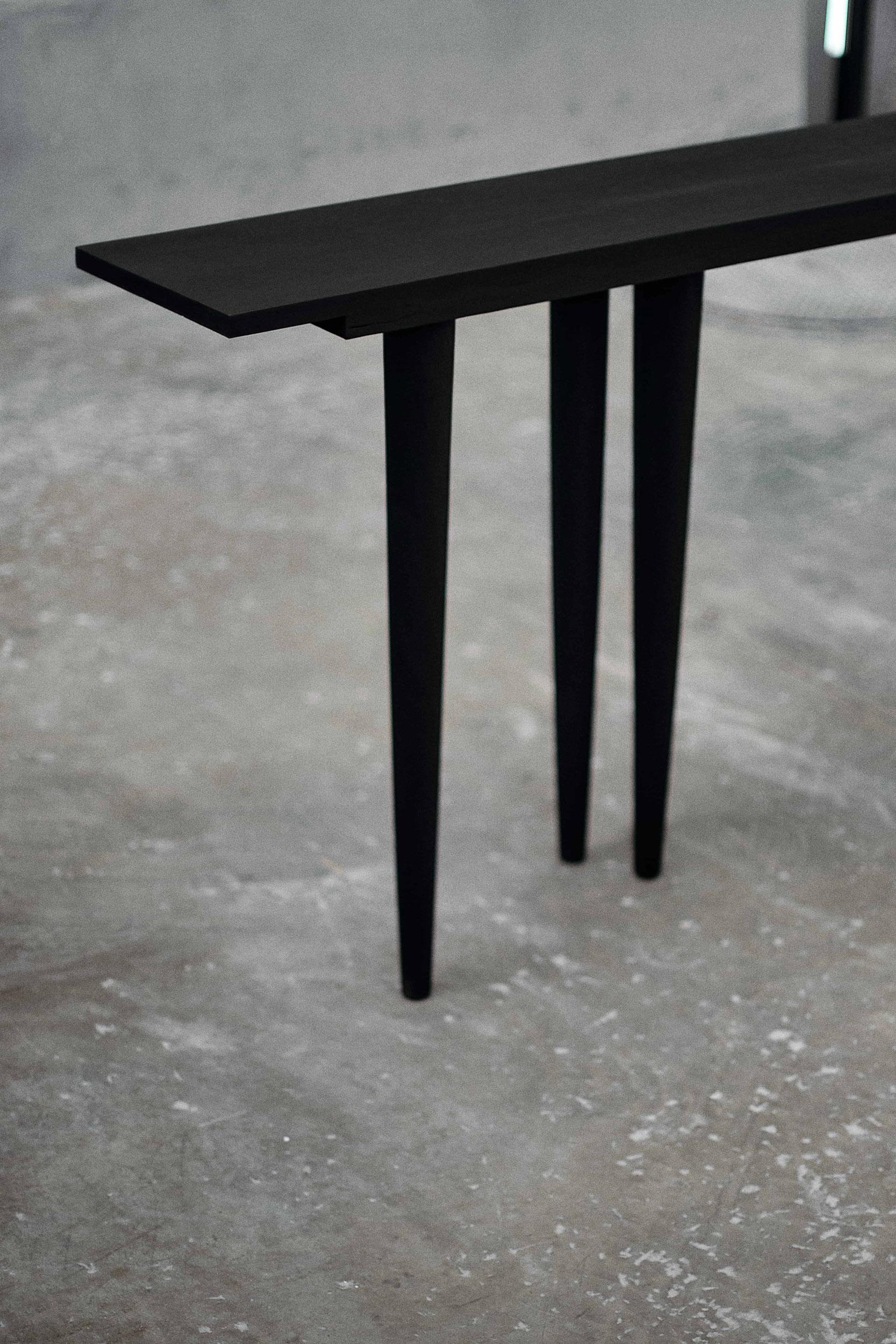 Chêne Table console contemporaineBoro en bois brûlé de Carmworks, personnalisable en vente