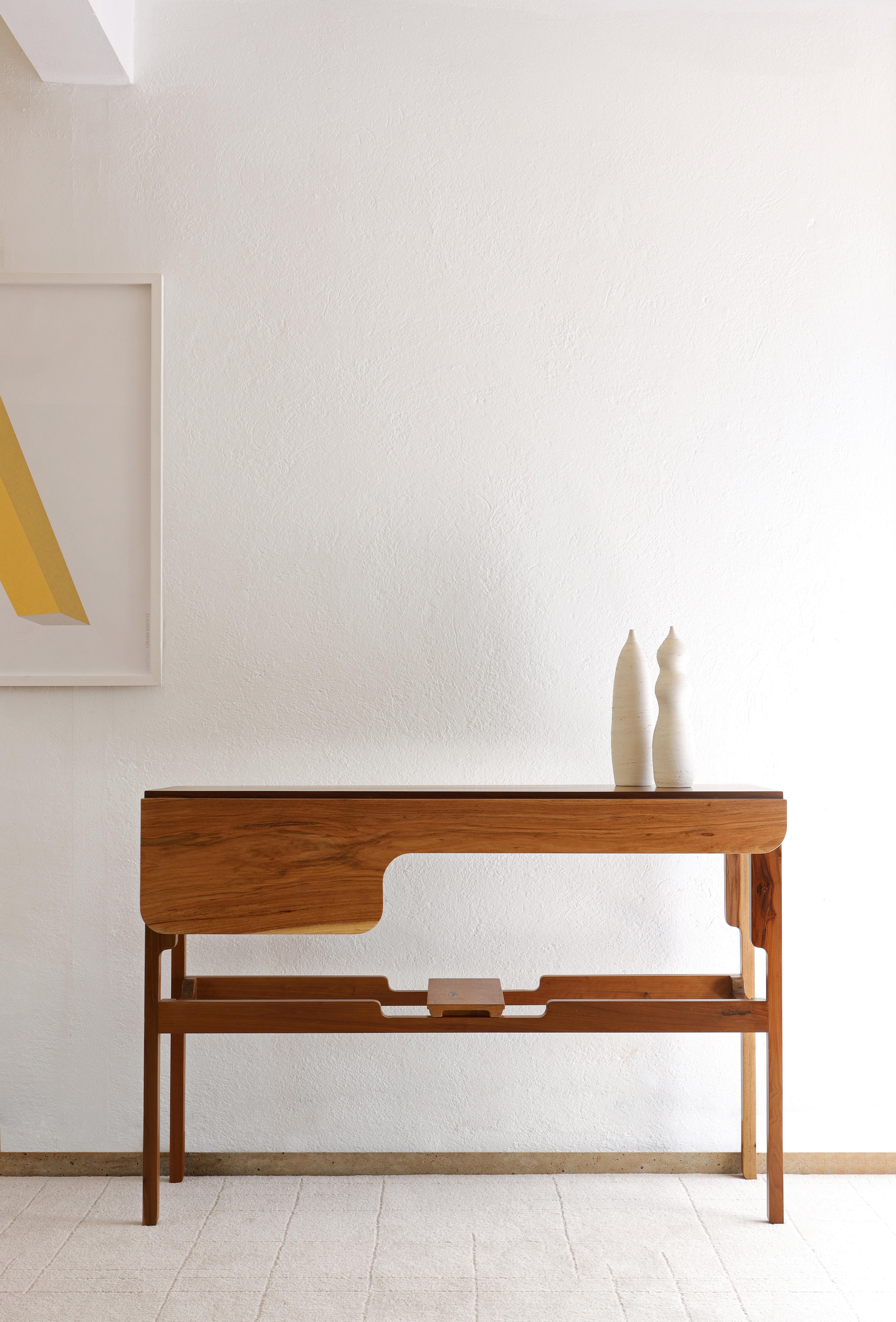 With light and contemporary design, the Wing Console Table is manufactured in solid wood through the traditional woodwork techniques of fitting.

Closed, the articulable top confers personality to the furniture and open, can serve as a tray that