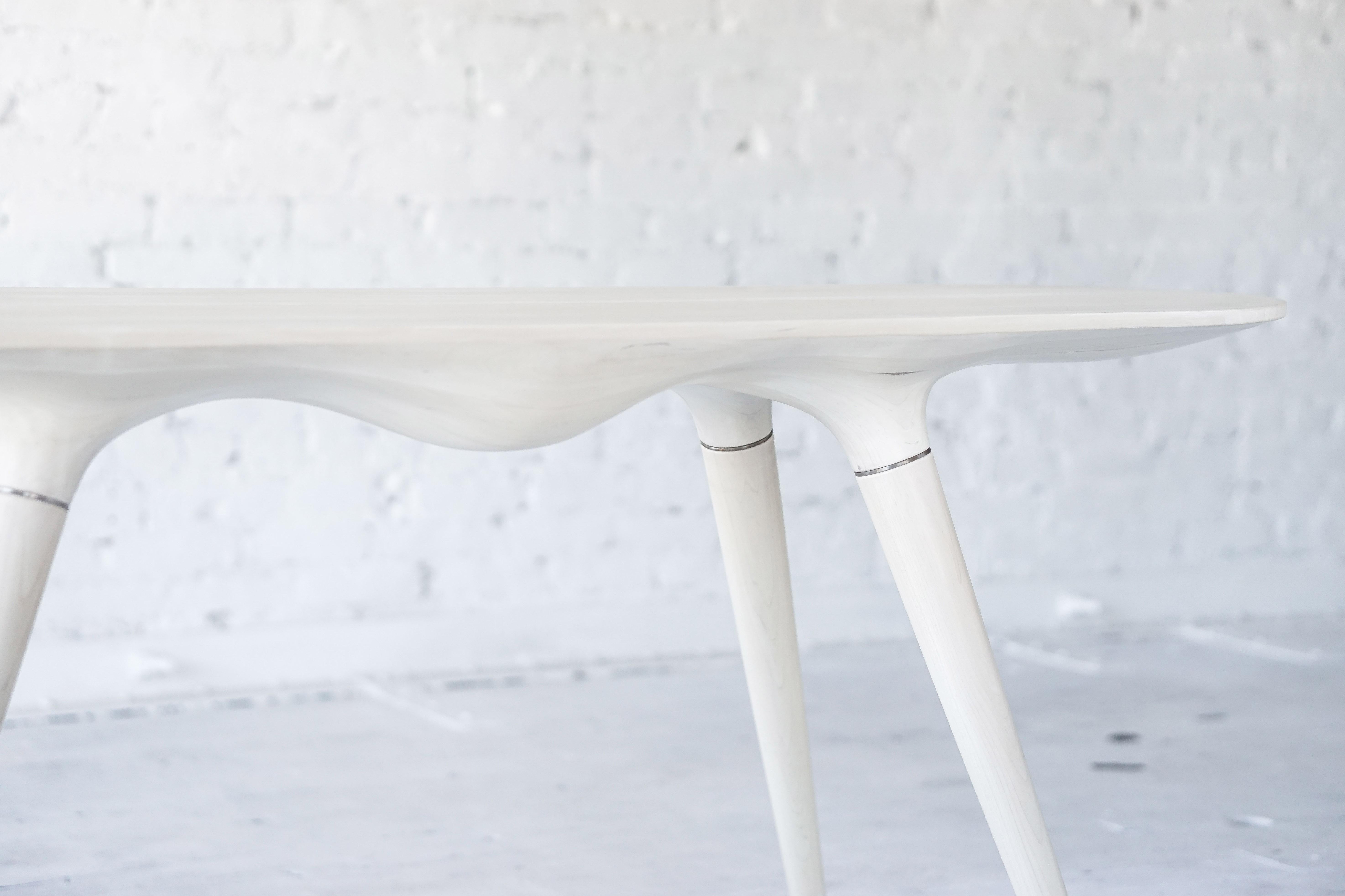 Organique Table console contemporaine en érable blanchi sculpté avec accents en laiton en vente