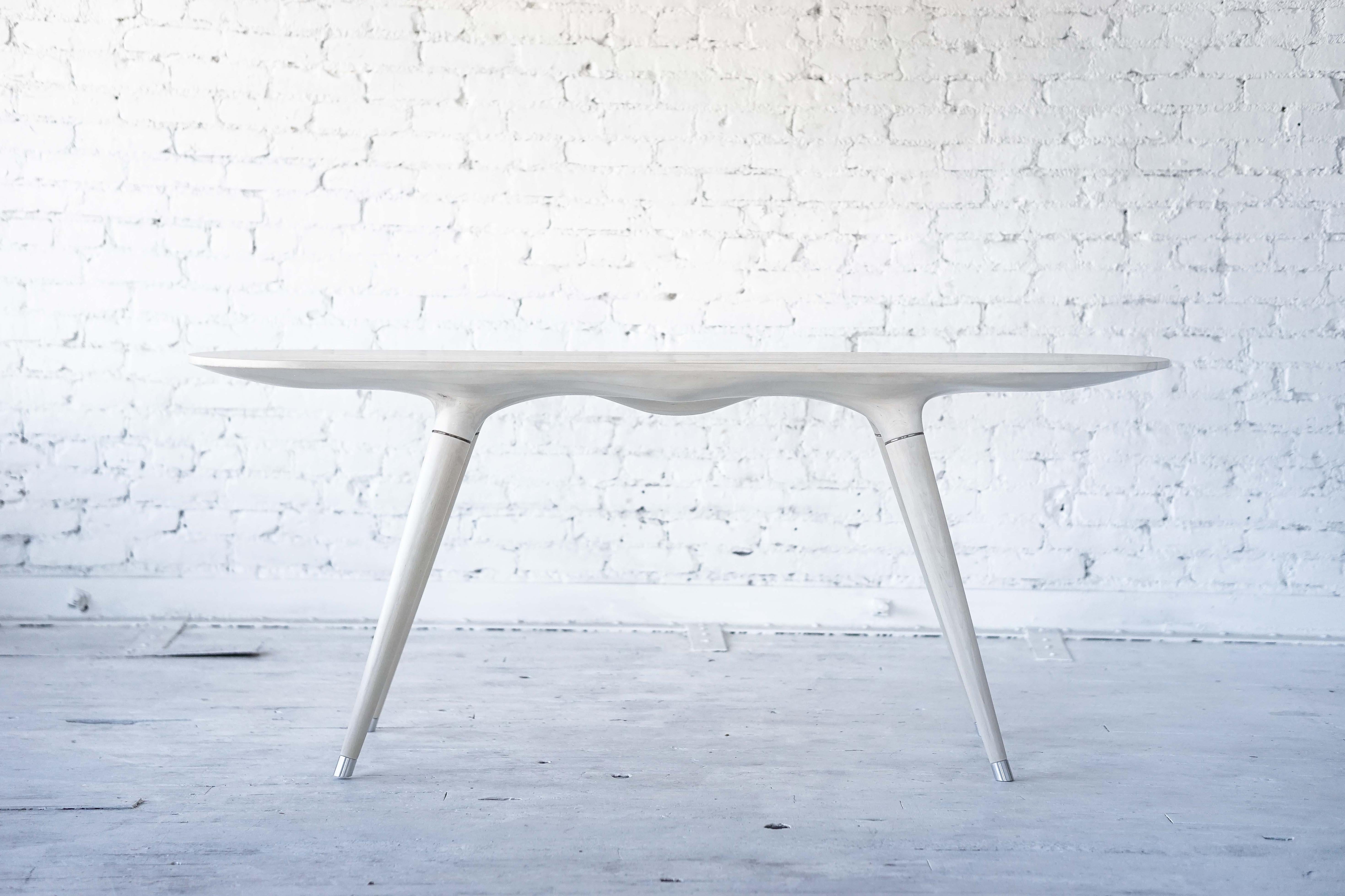 Américain Table console contemporaine en érable blanchi sculpté avec accents en laiton en vente