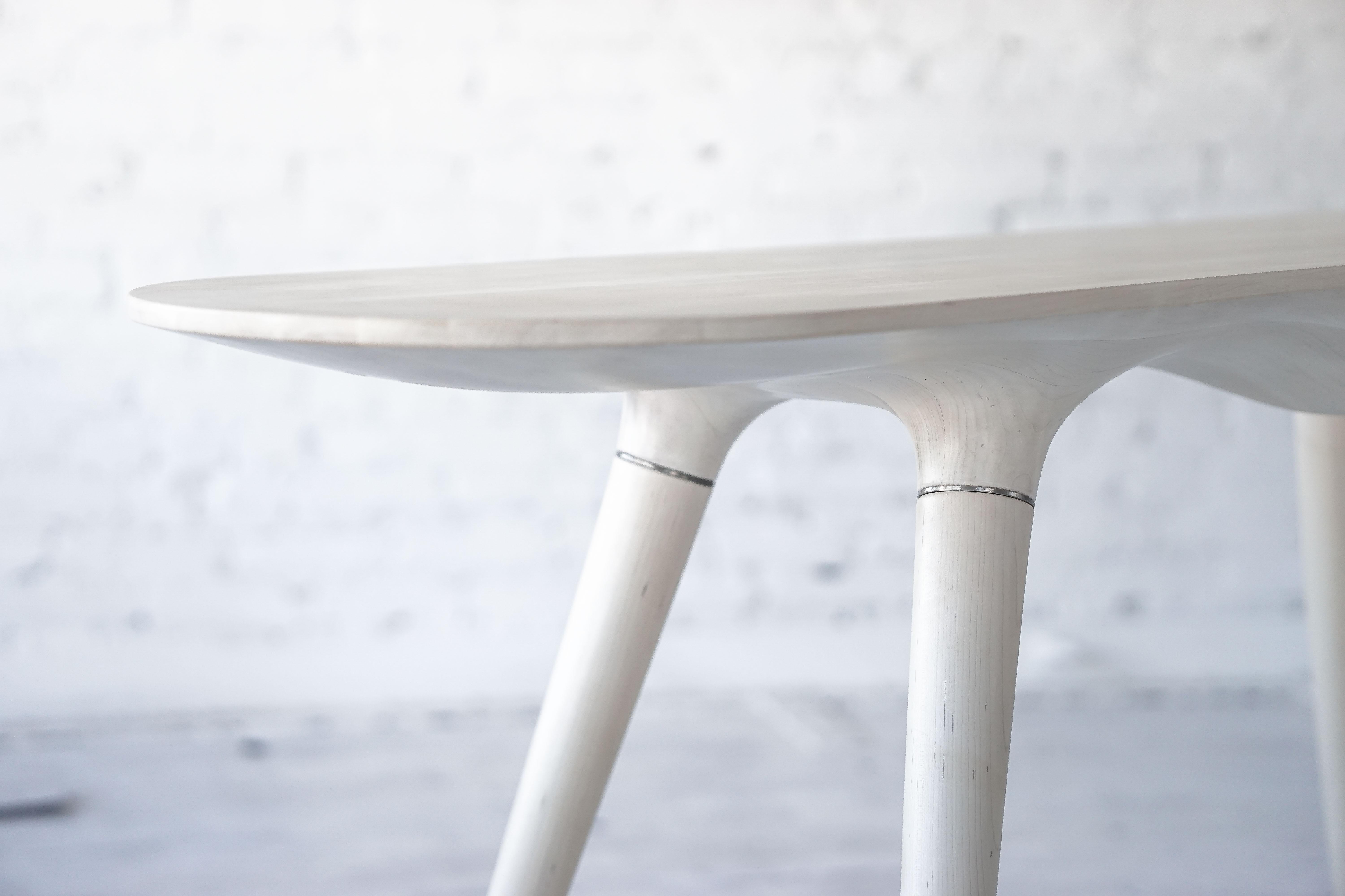 XXIe siècle et contemporain Table console contemporaine en érable blanchi sculpté avec accents en laiton en vente