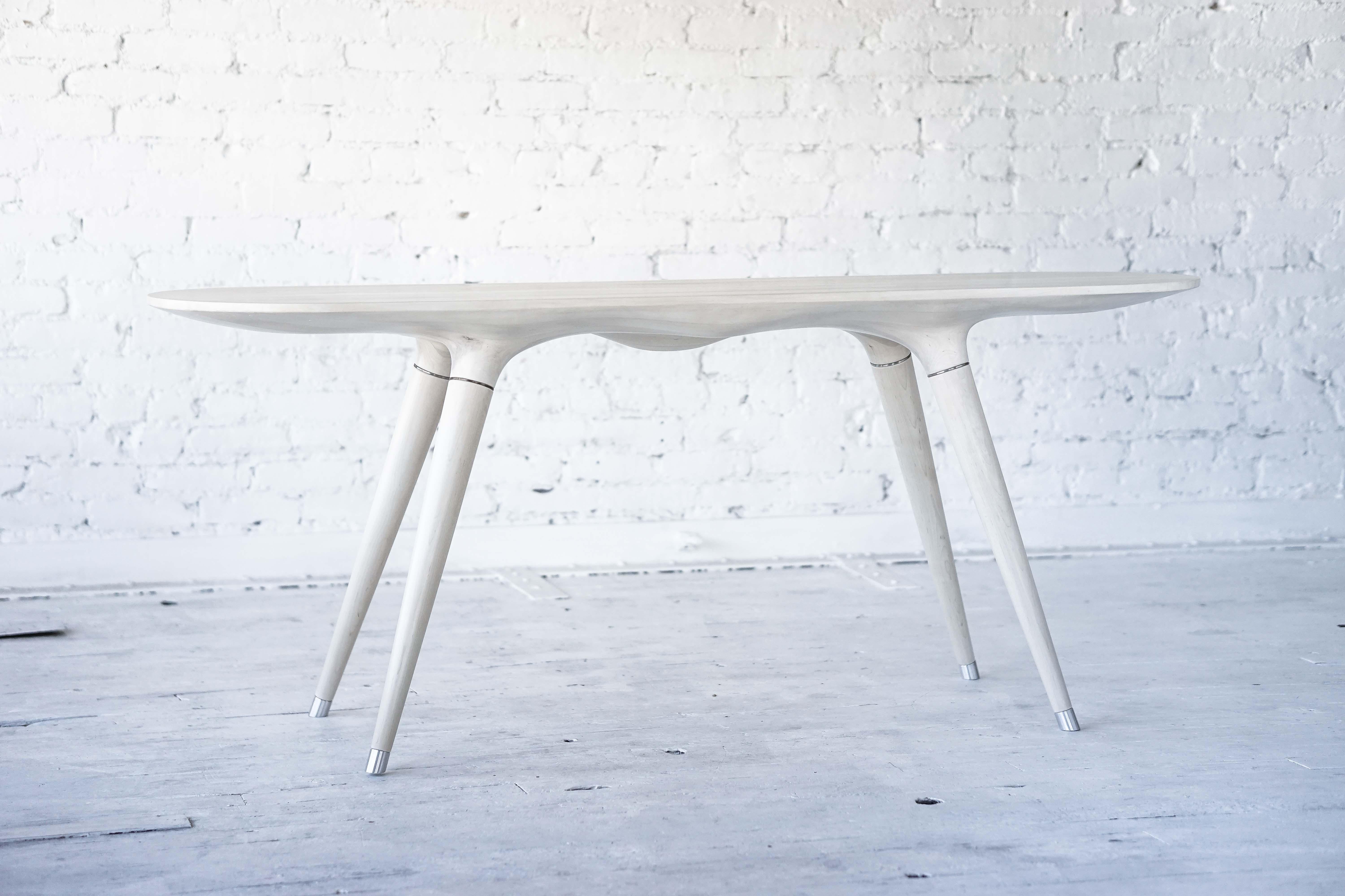 Métal Table console contemporaine en érable blanchi sculpté avec accents en laiton en vente