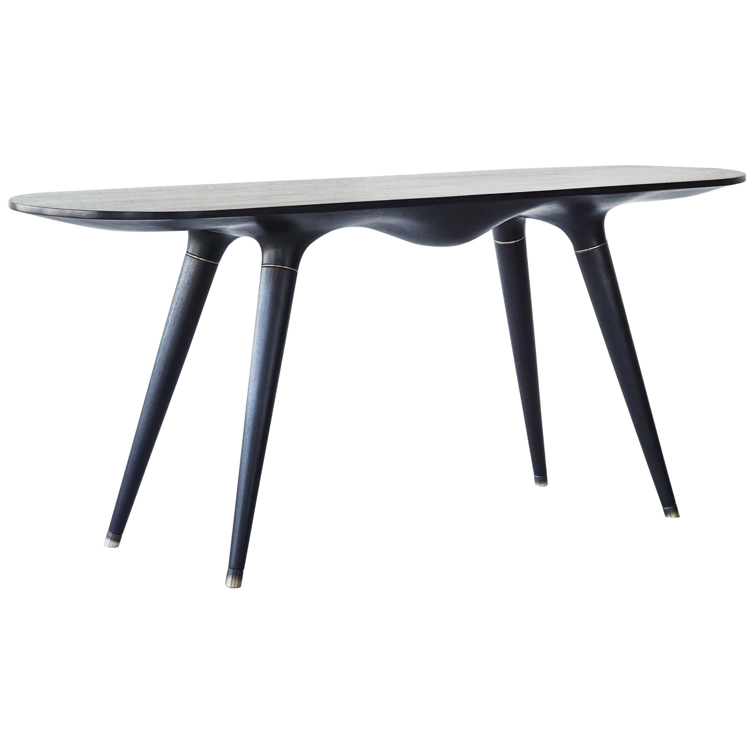 Table console contemporaine en noyer sculpté avec accents en laiton en vente