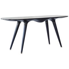 Table console contemporaine en noyer sculpté avec accents en laiton