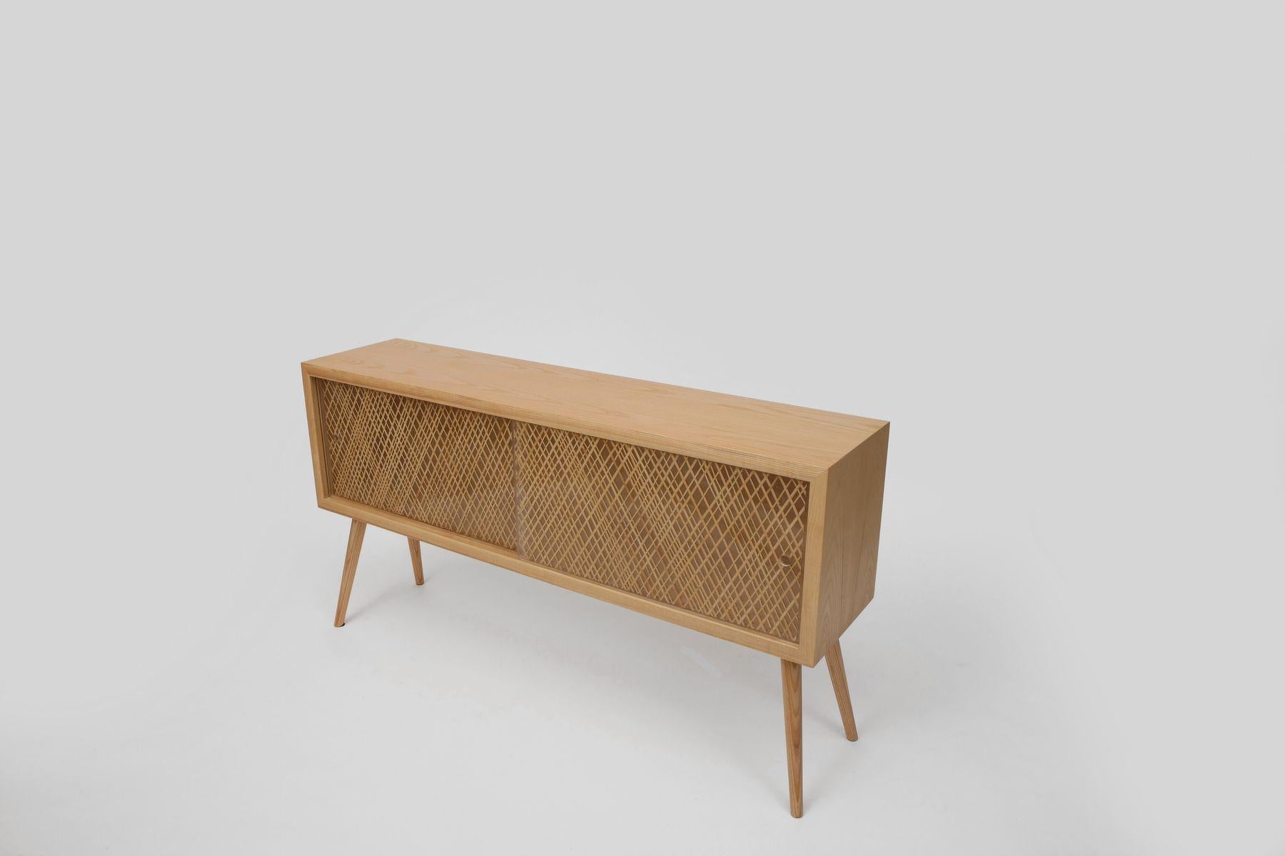 Contemporary Console Table in Natural Straw Weave Inlay In New Condition For Sale In New York, NY