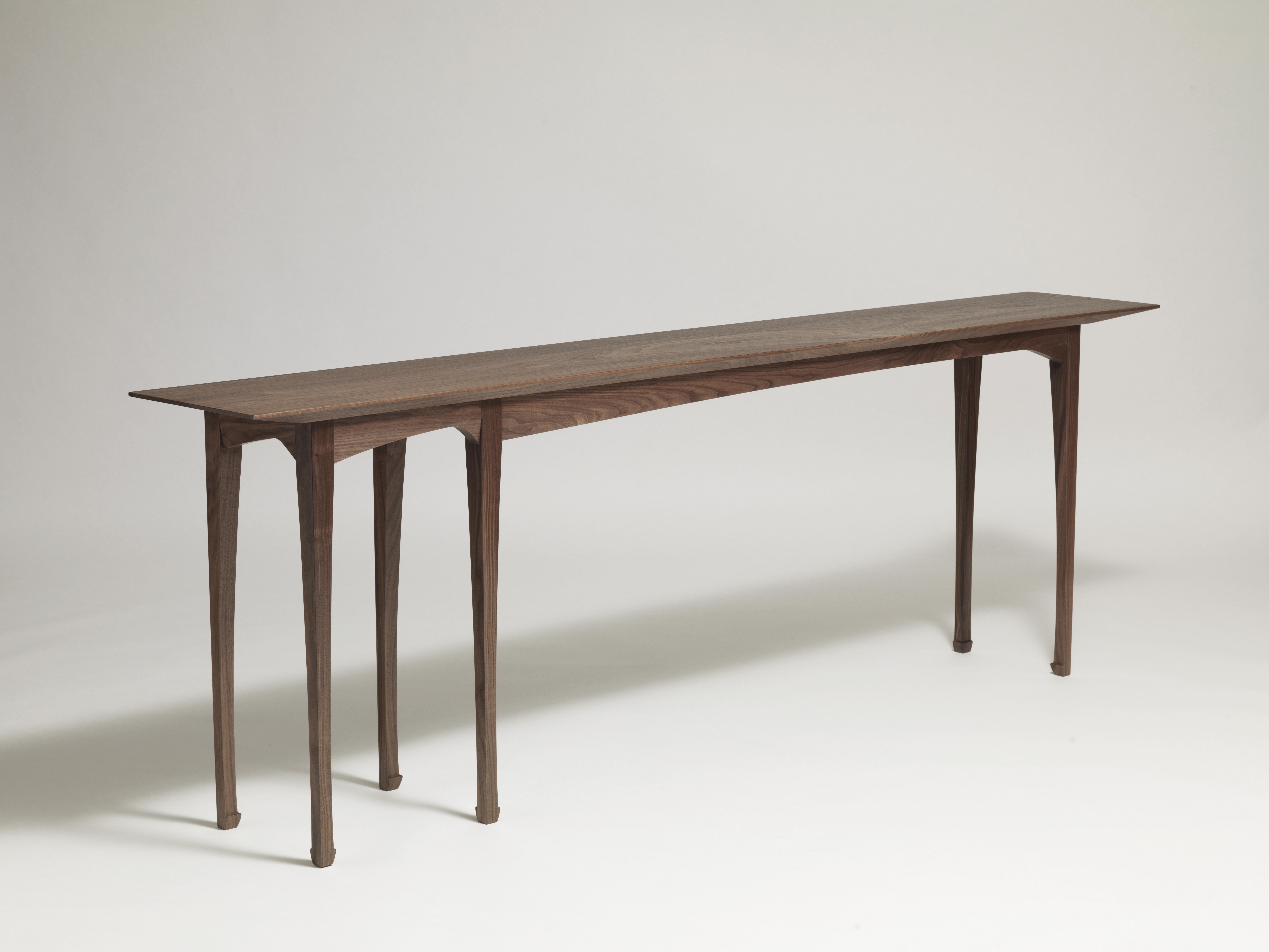 Voici la table console Liu en bois massif. L'art nouveau et le chinois se rejoignent dans une forme délicate qui donne l'impression d'être en mouvement.

Illustré en noyer massif avec une finition naturelle.
