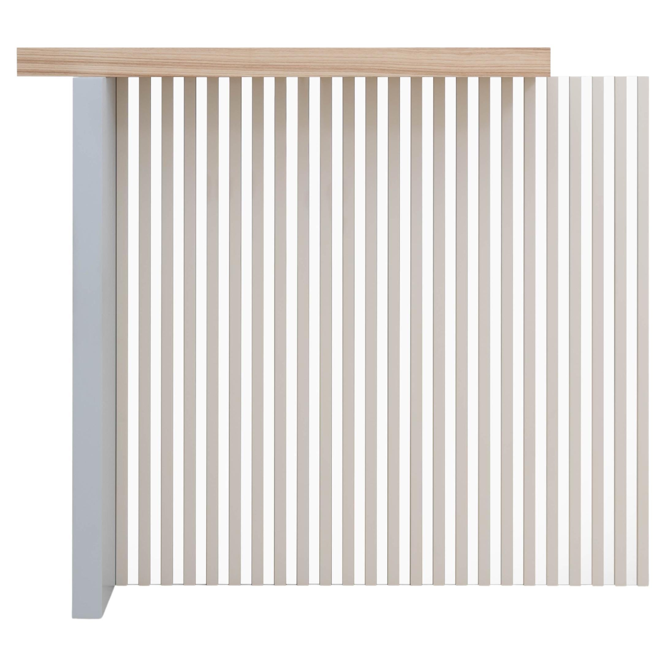 Consola contemporánea, fabricada en Italia, latón y madera de fresno con espejos
