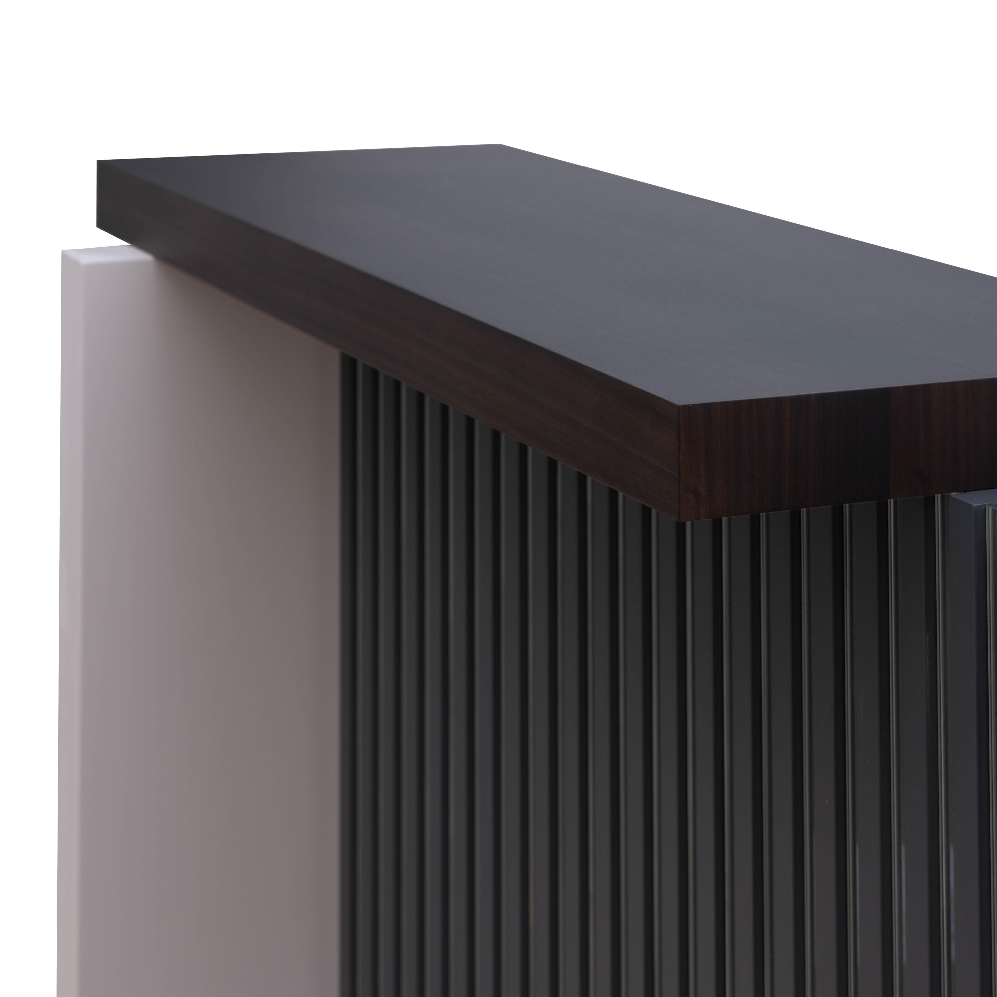 Italiano Tavolo consolle contemporaneo, Made in Italy, ottone e legno di eucalipto in vendita